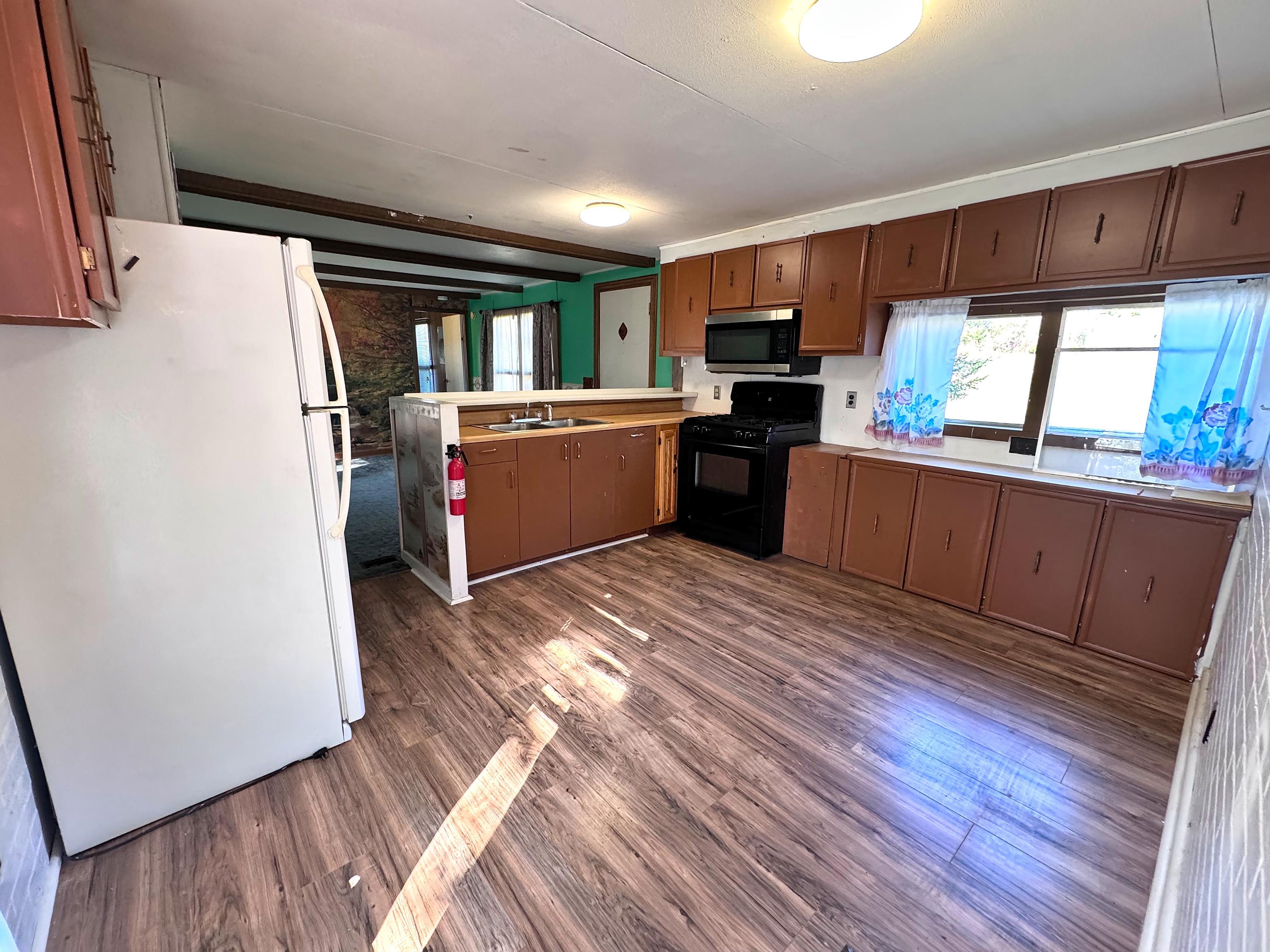 889 Overlea Road Property Photo 5