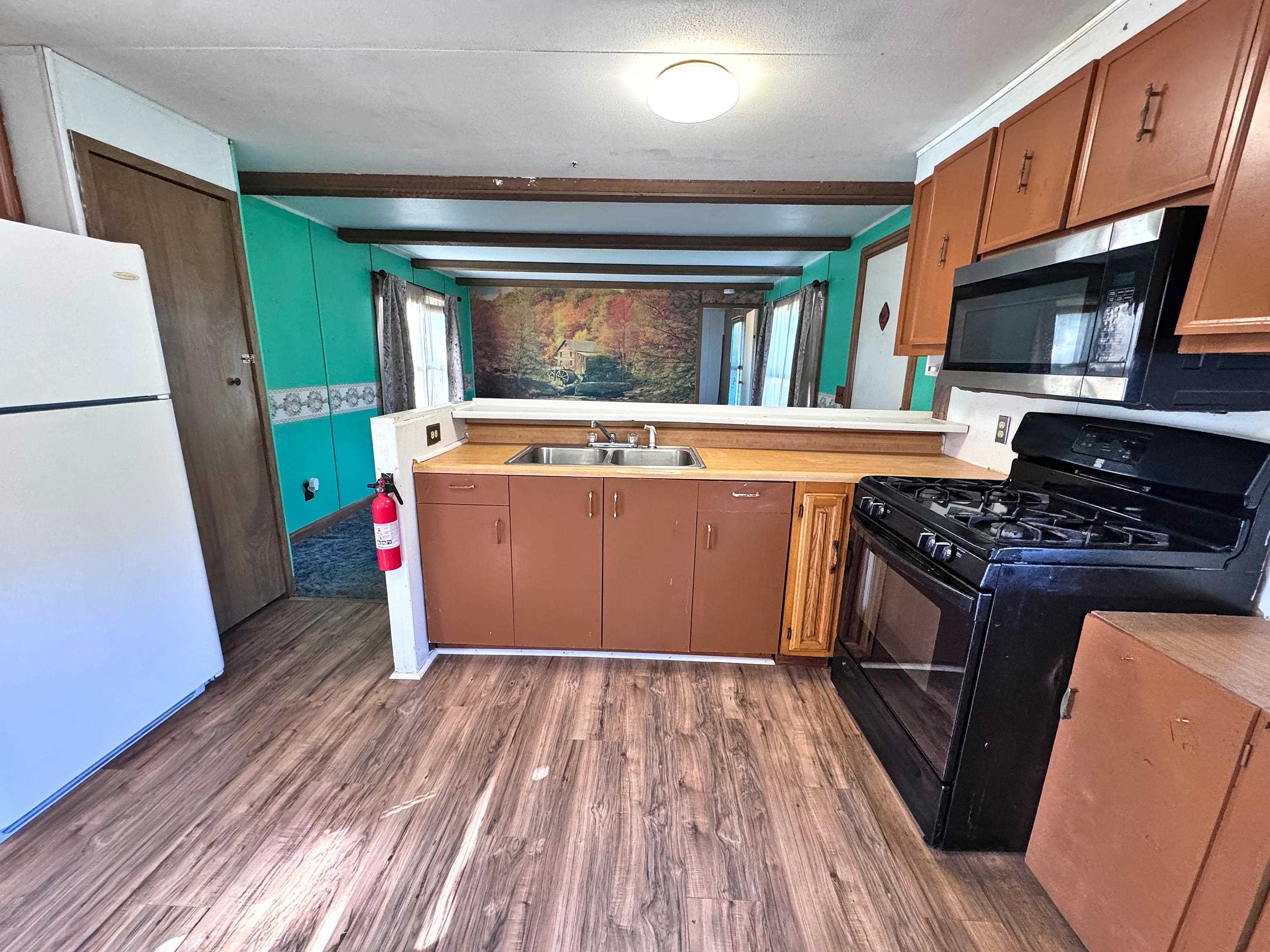 889 Overlea Road Property Photo 6