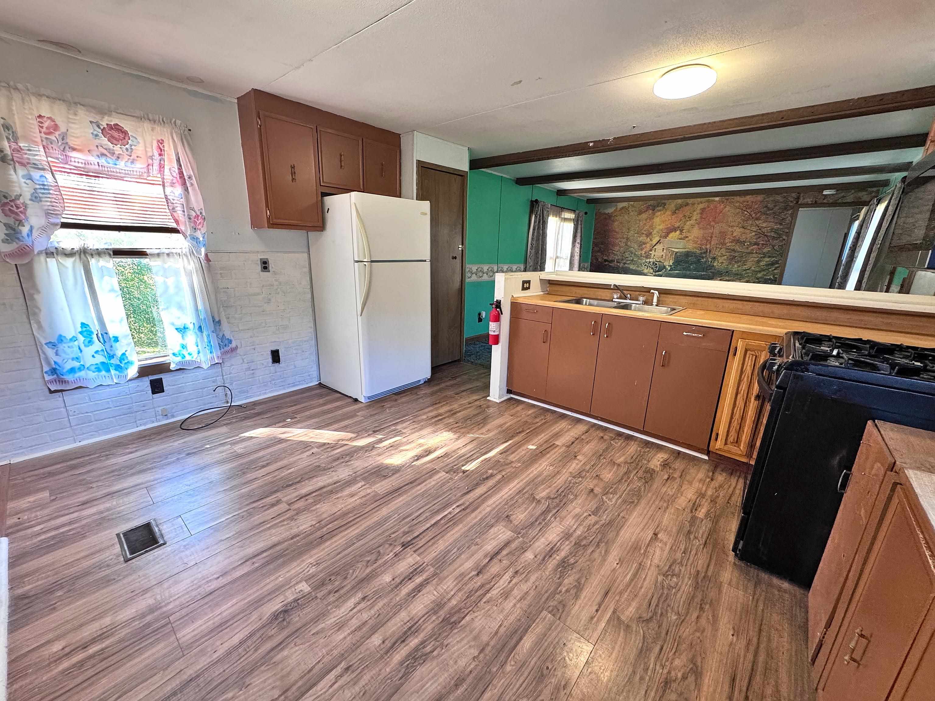 889 Overlea Road Property Photo 7