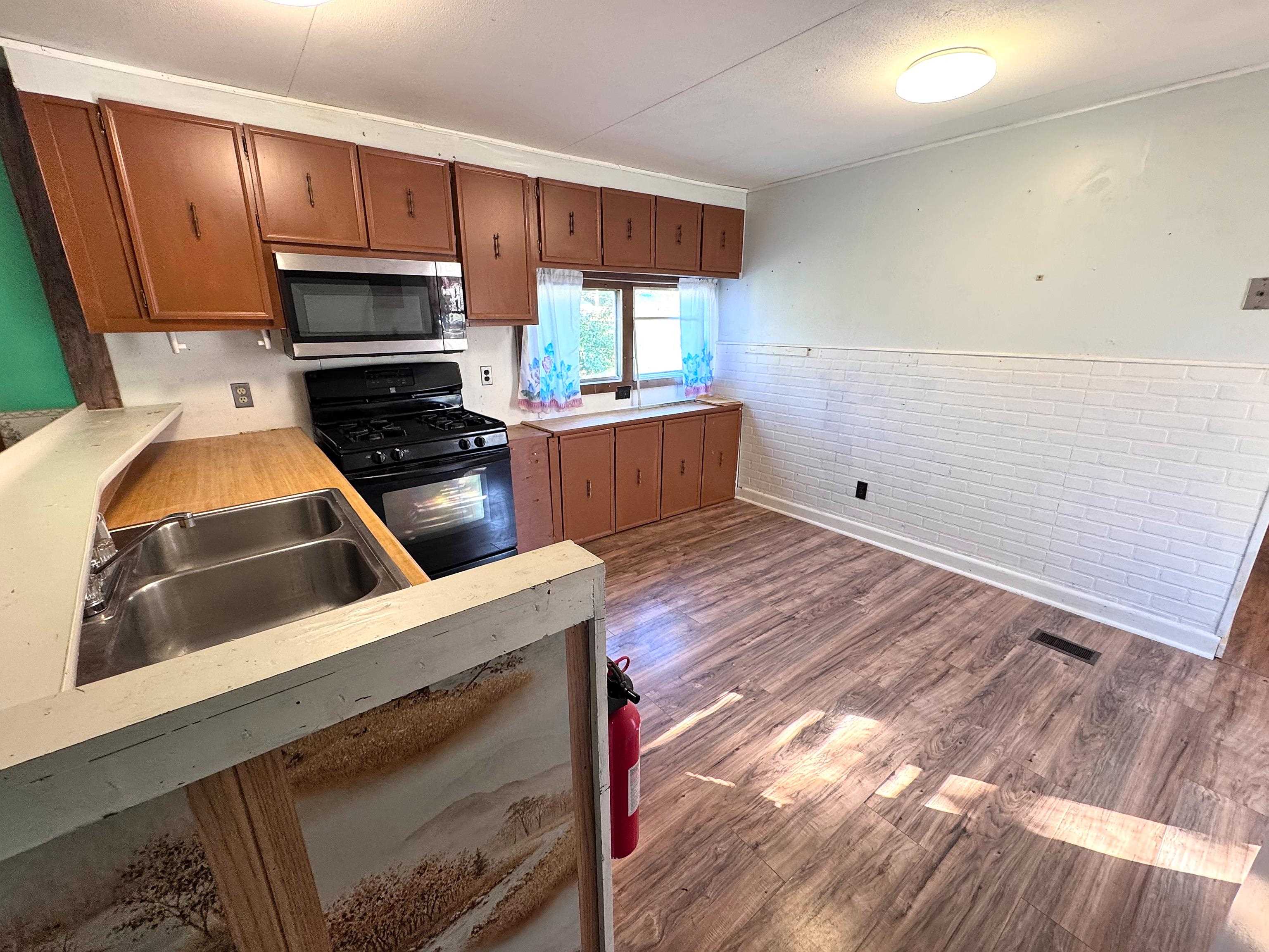 889 Overlea Road Property Photo 8