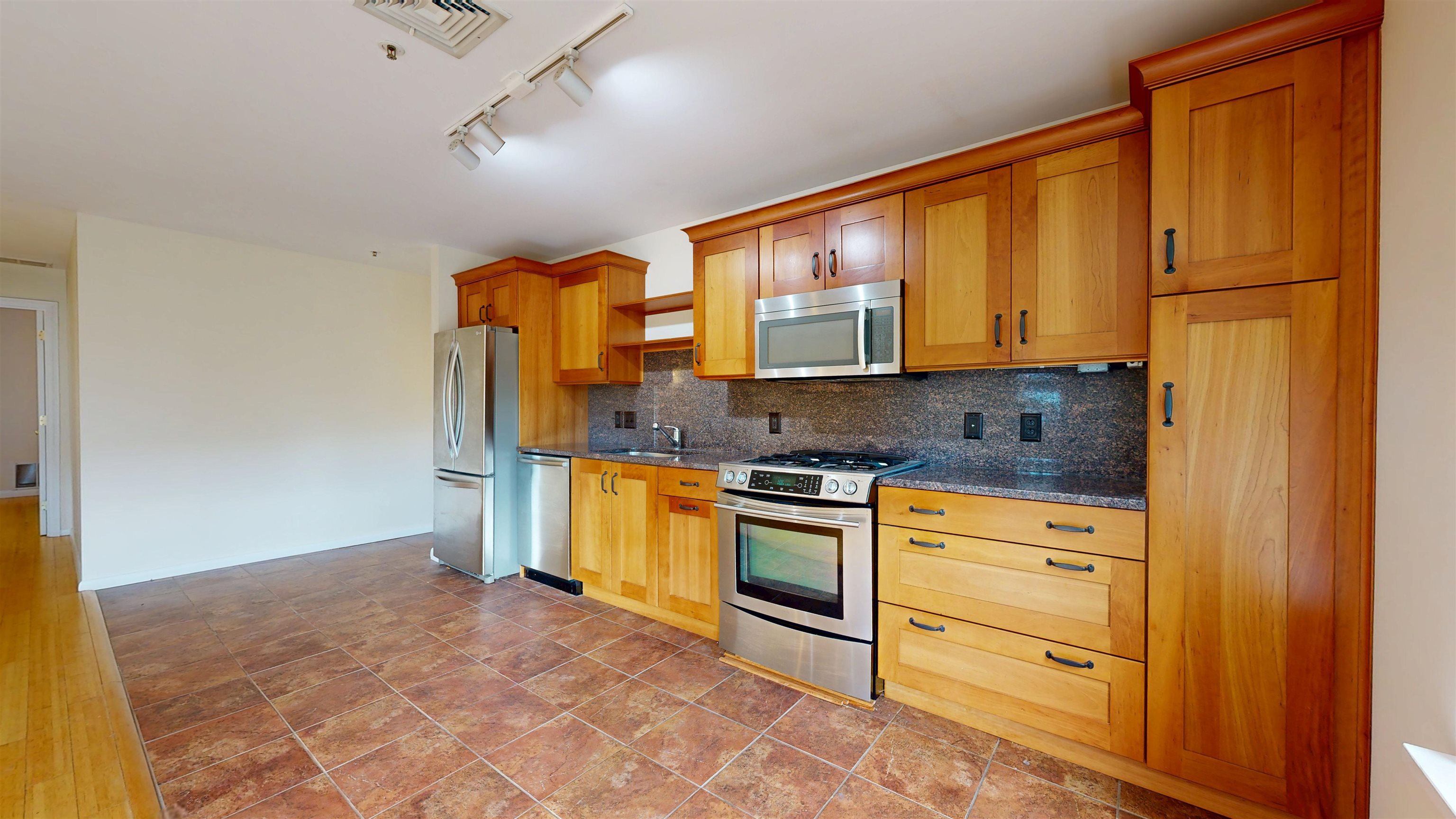 230 College Street Property Photo 4