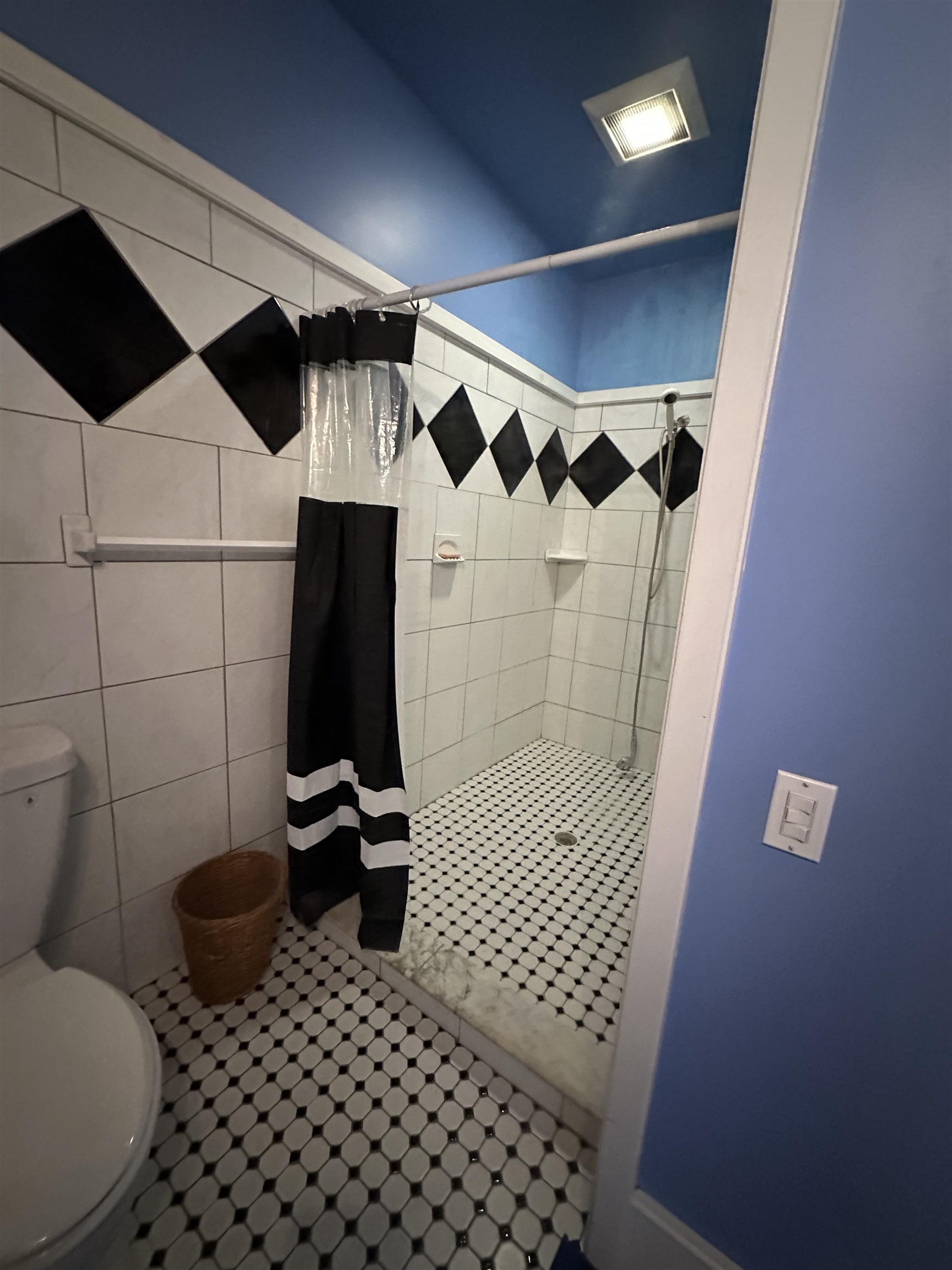 2112 Middle Road Property Photo 28
