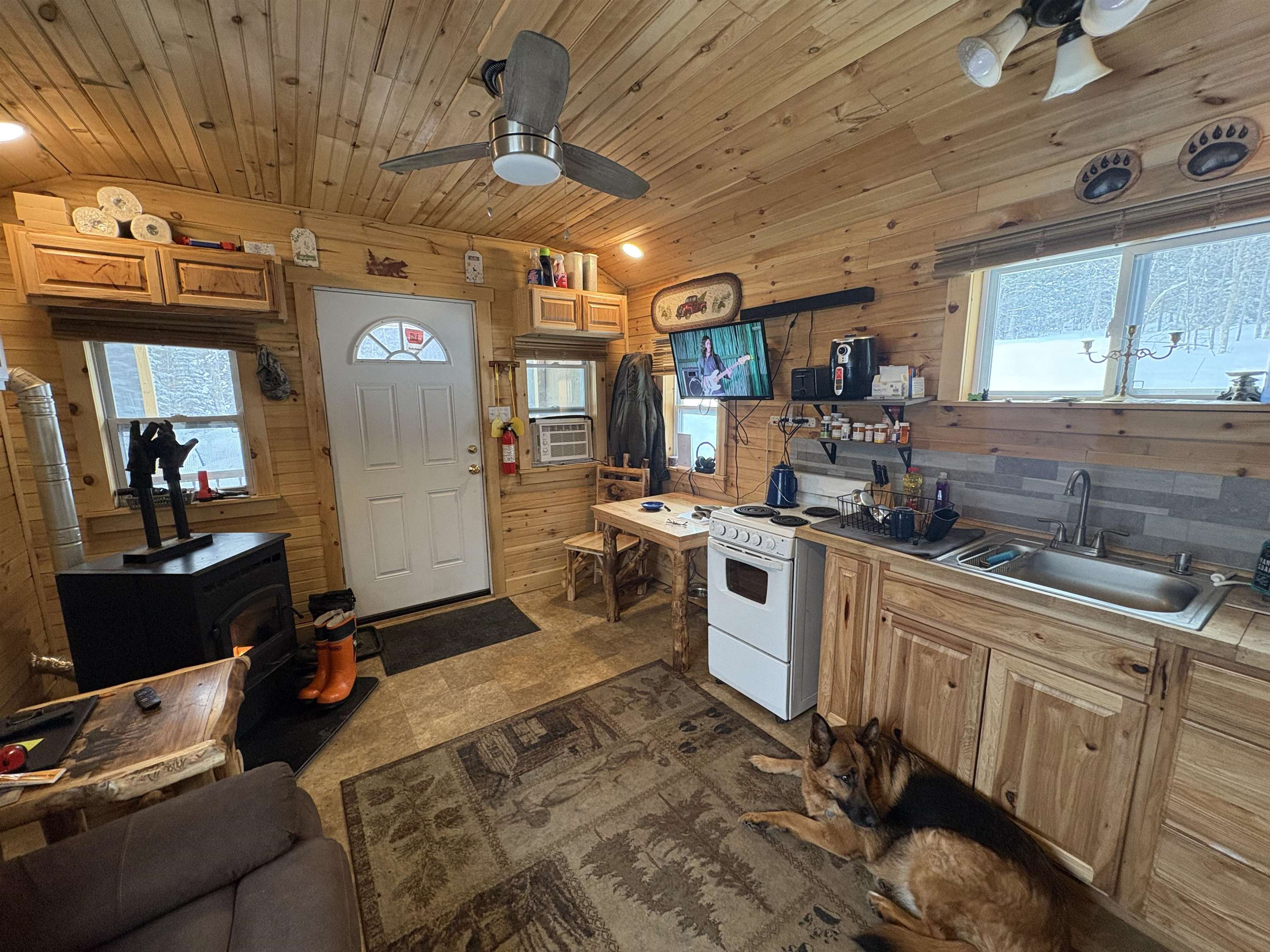 905 Peak Road Property Photo 8