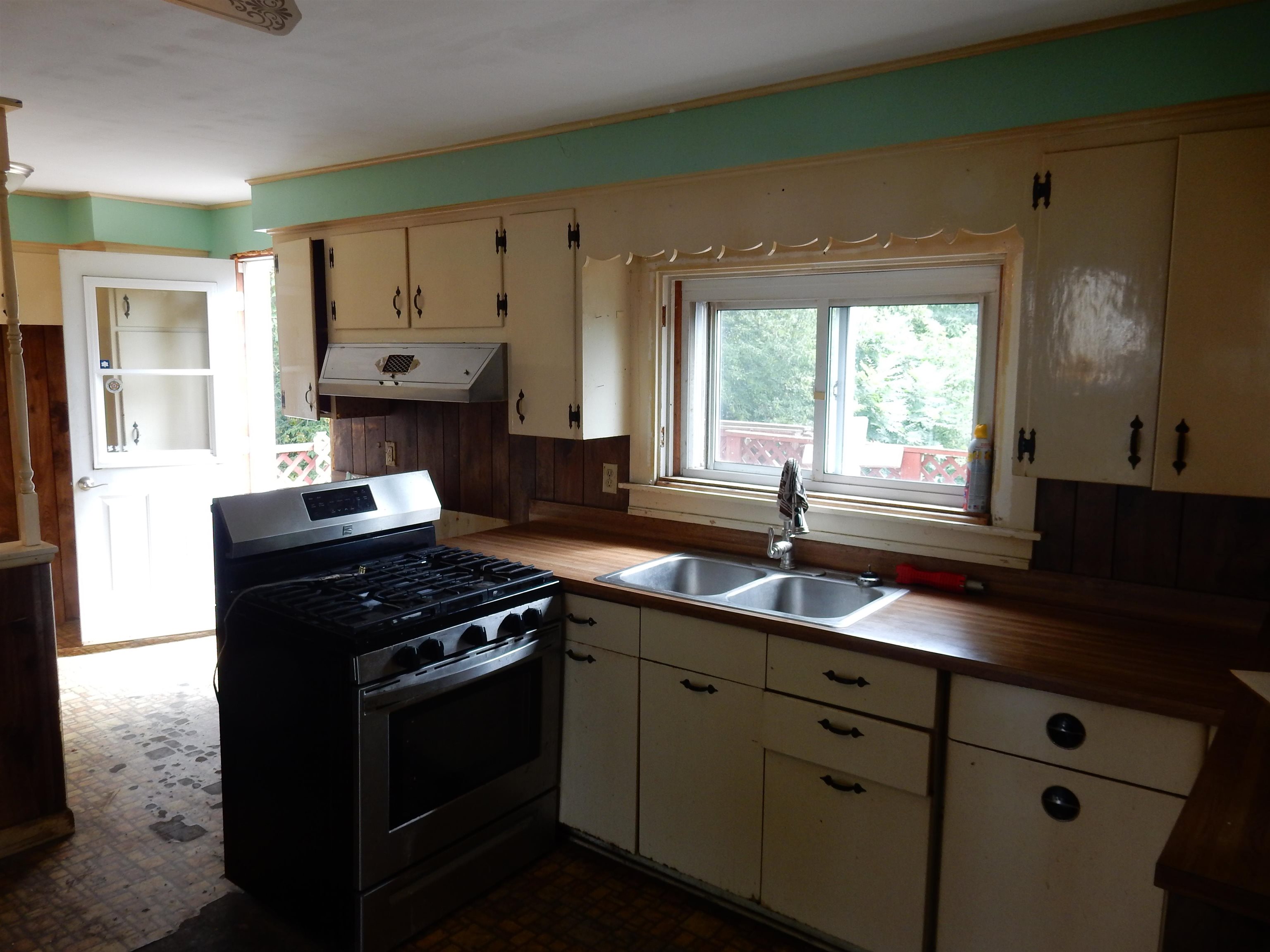 594 E Main Street Property Photo 7
