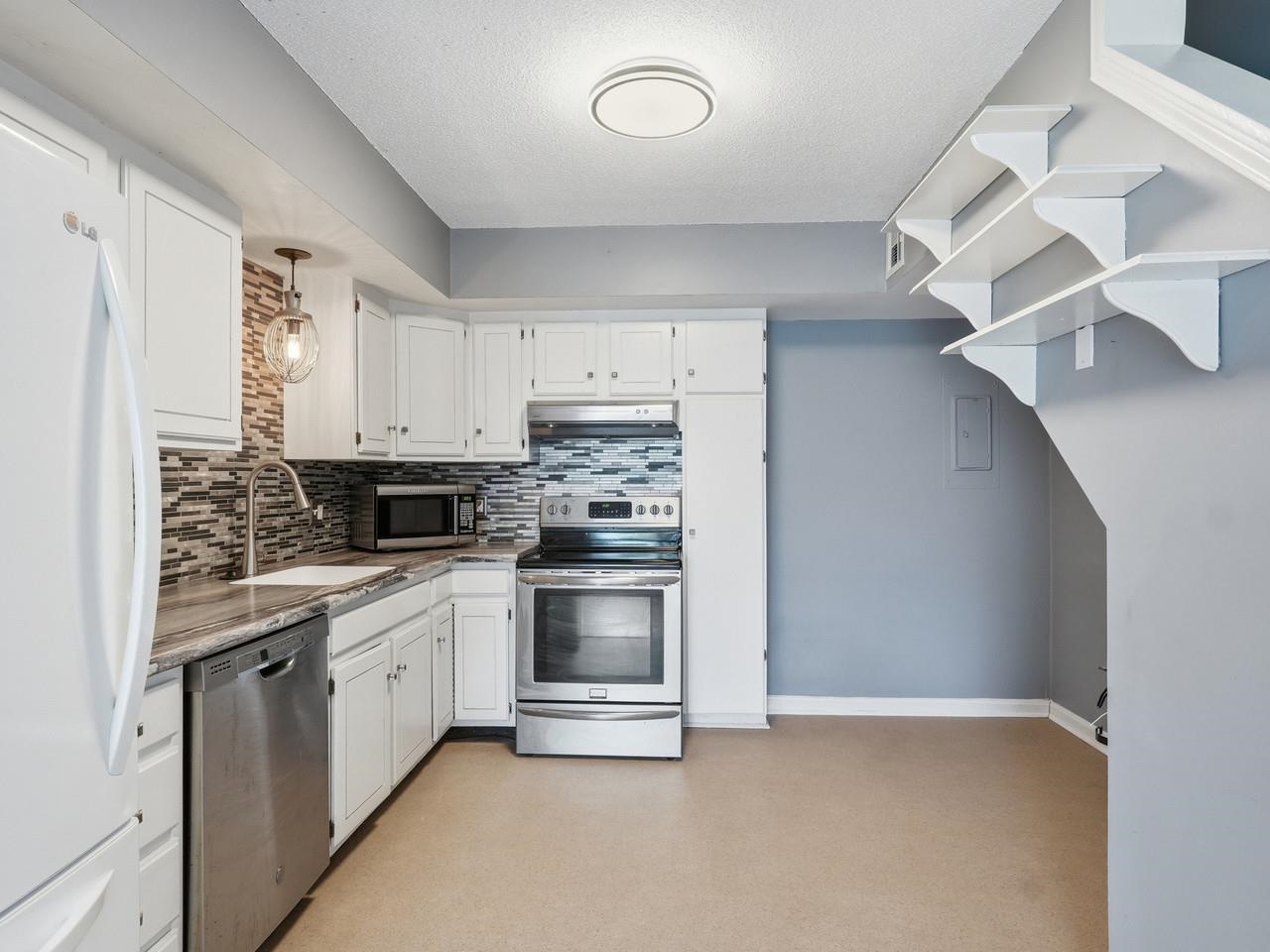 297 College Street Property Photo 6