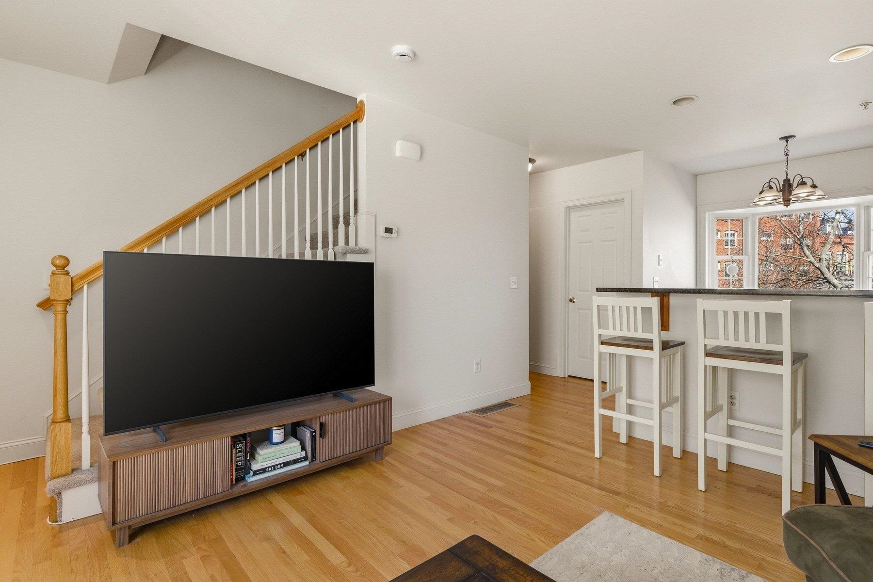 1039 Islington Street Property Photo 9