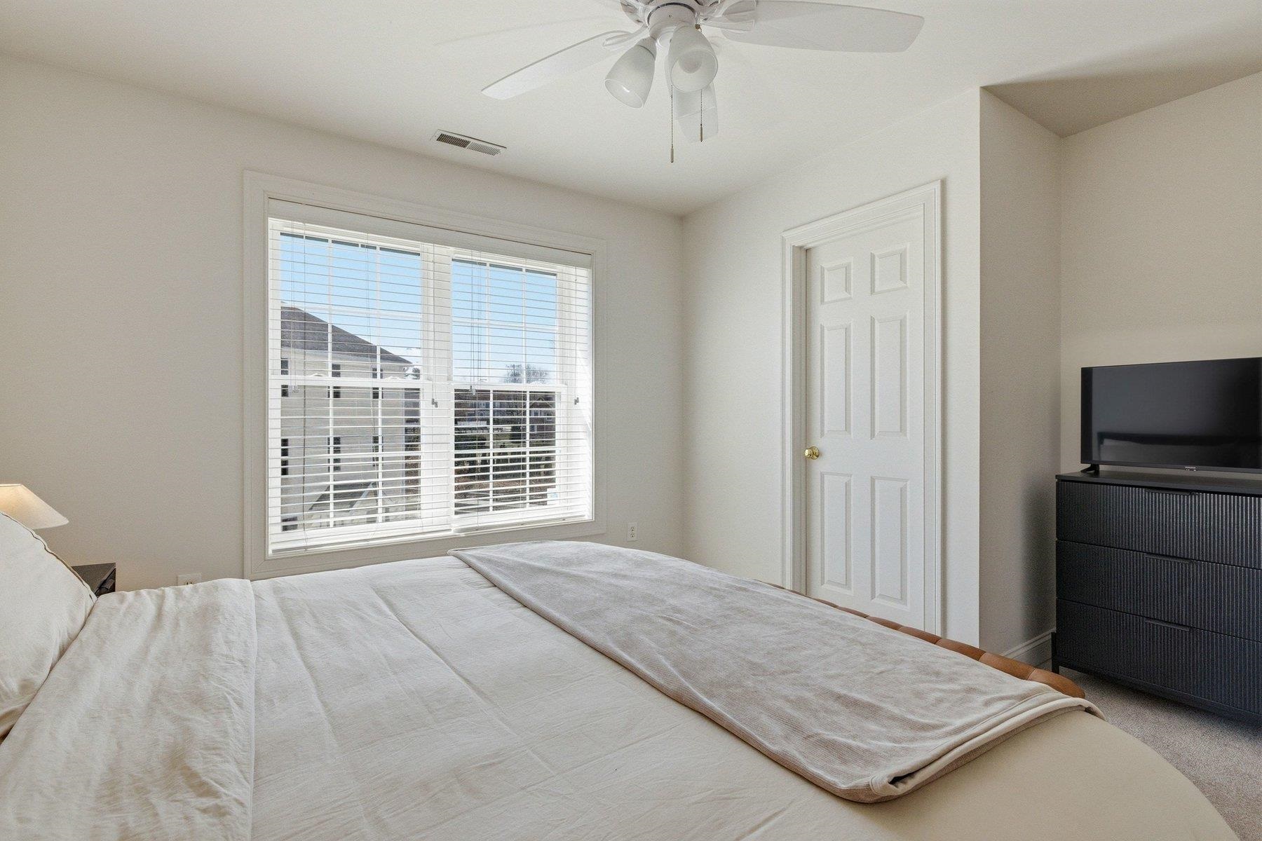 1039 Islington Street Property Photo 16