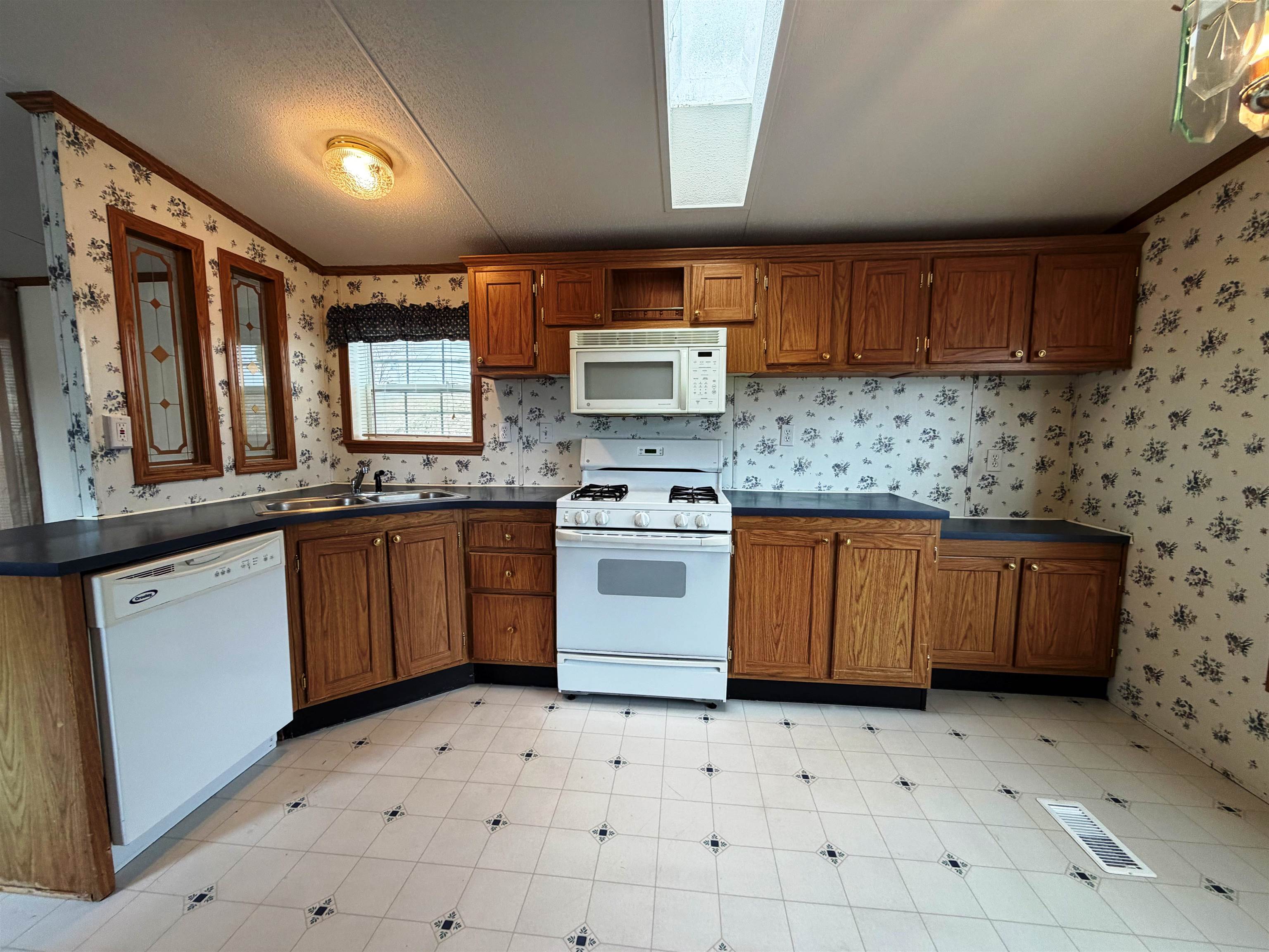 6 Hilltop Manor Mobile Home Park Property Photo 3