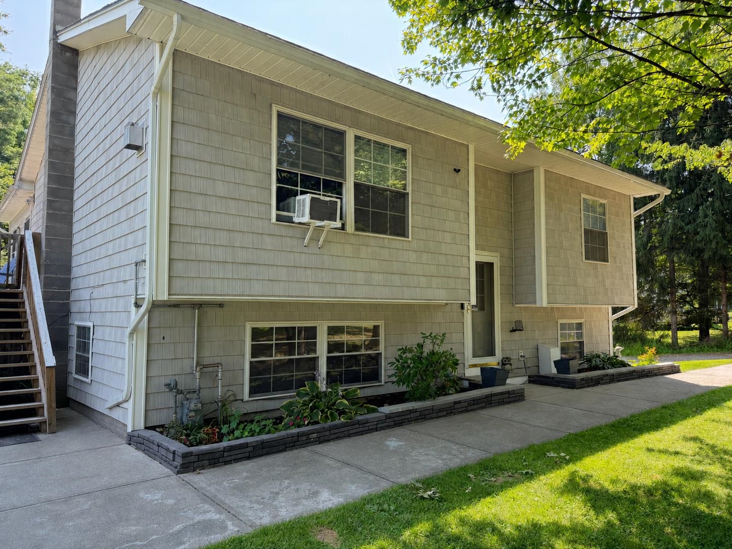 194 Fontaine Drive Property Photo 2