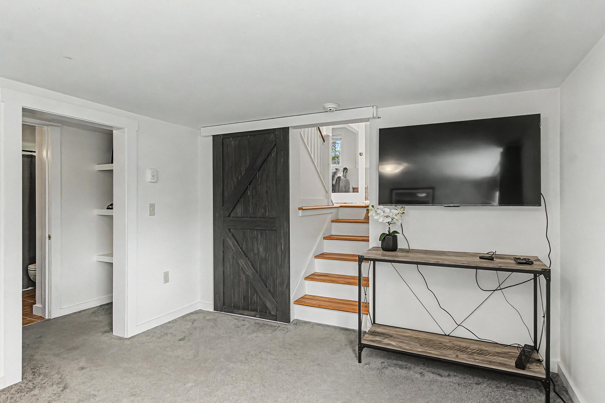 1061 Weeks Hill Road Property Photo 10