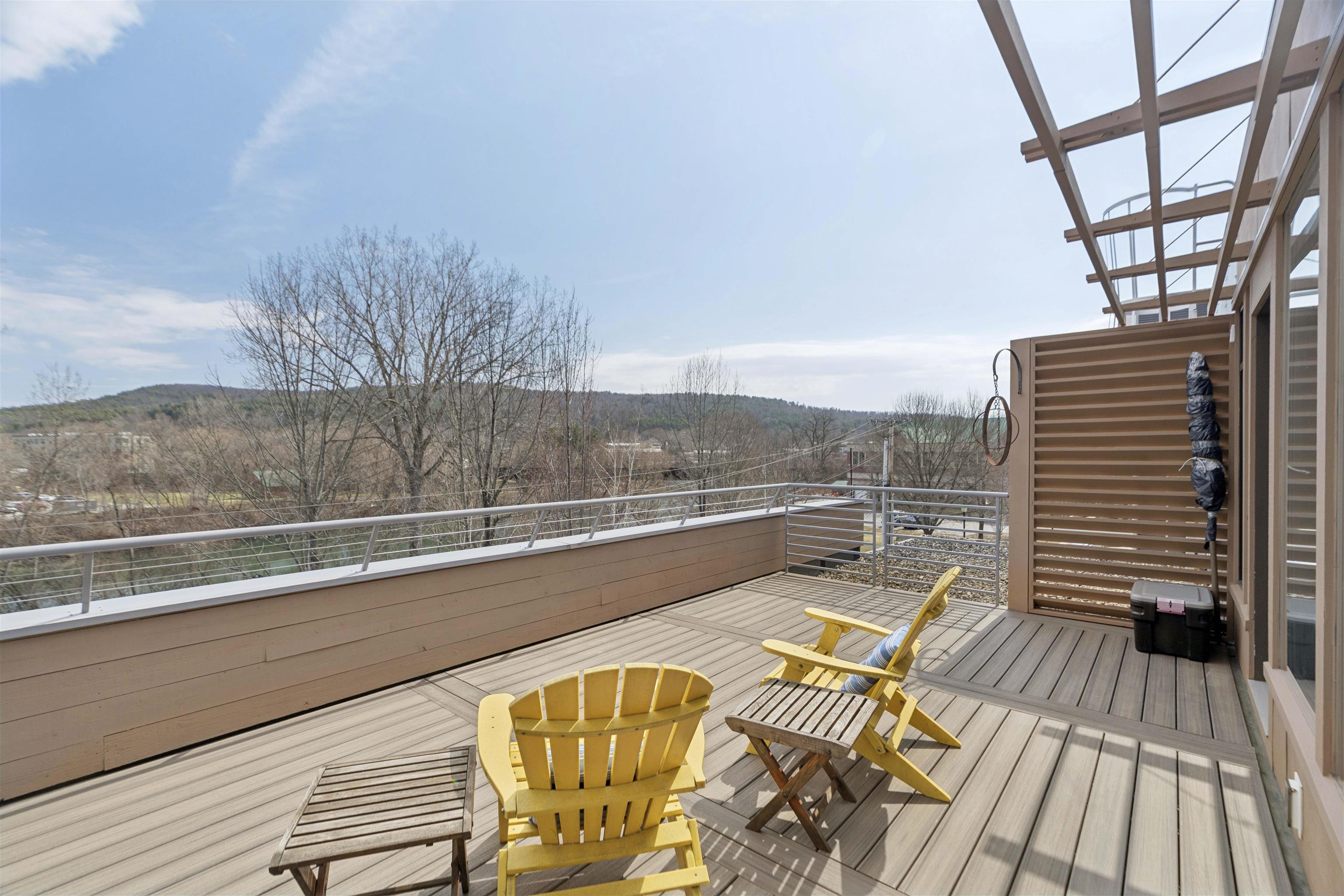 15 Railroad Row Property Photo 5