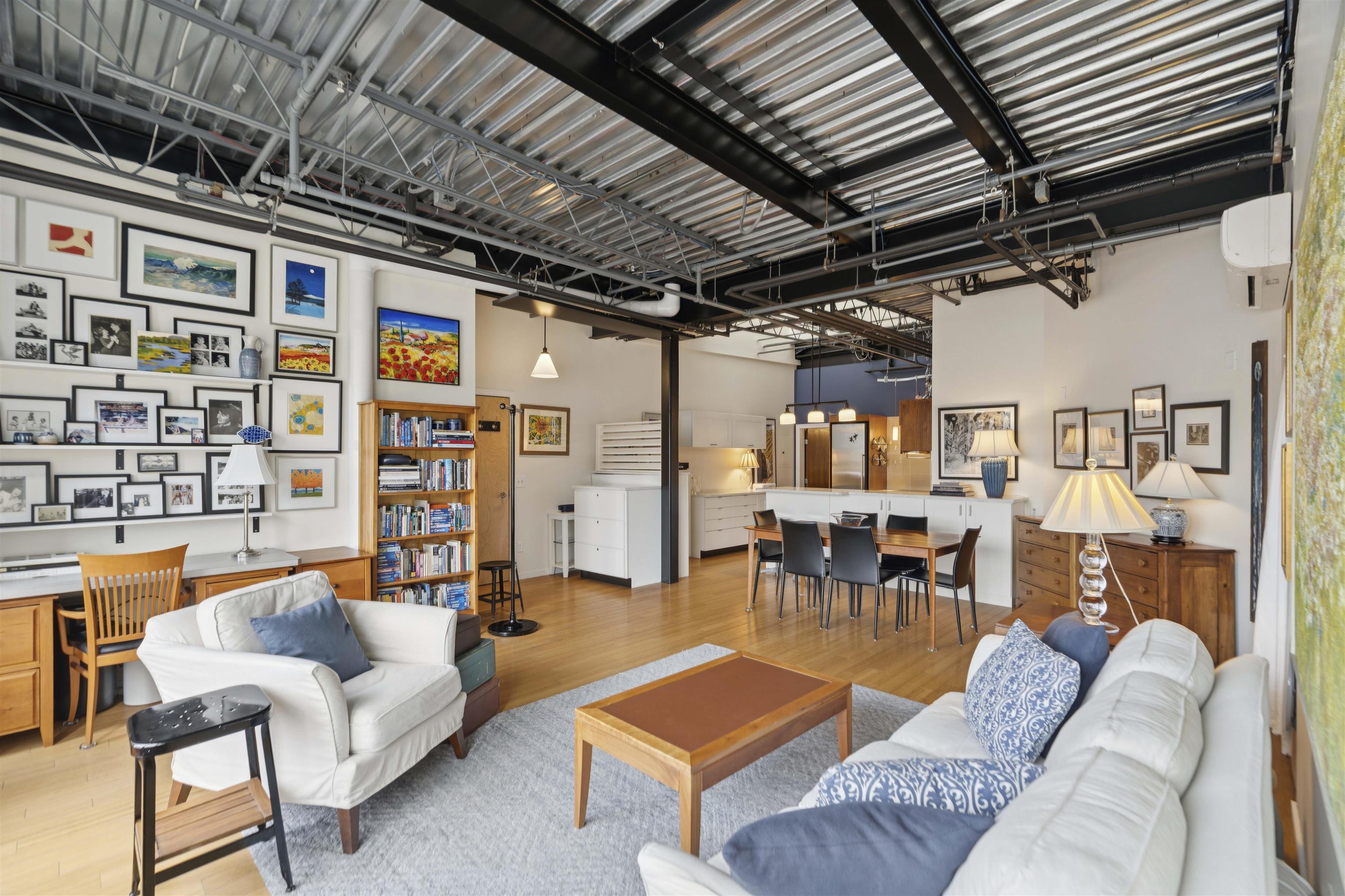 15 Railroad Row Property Photo 13