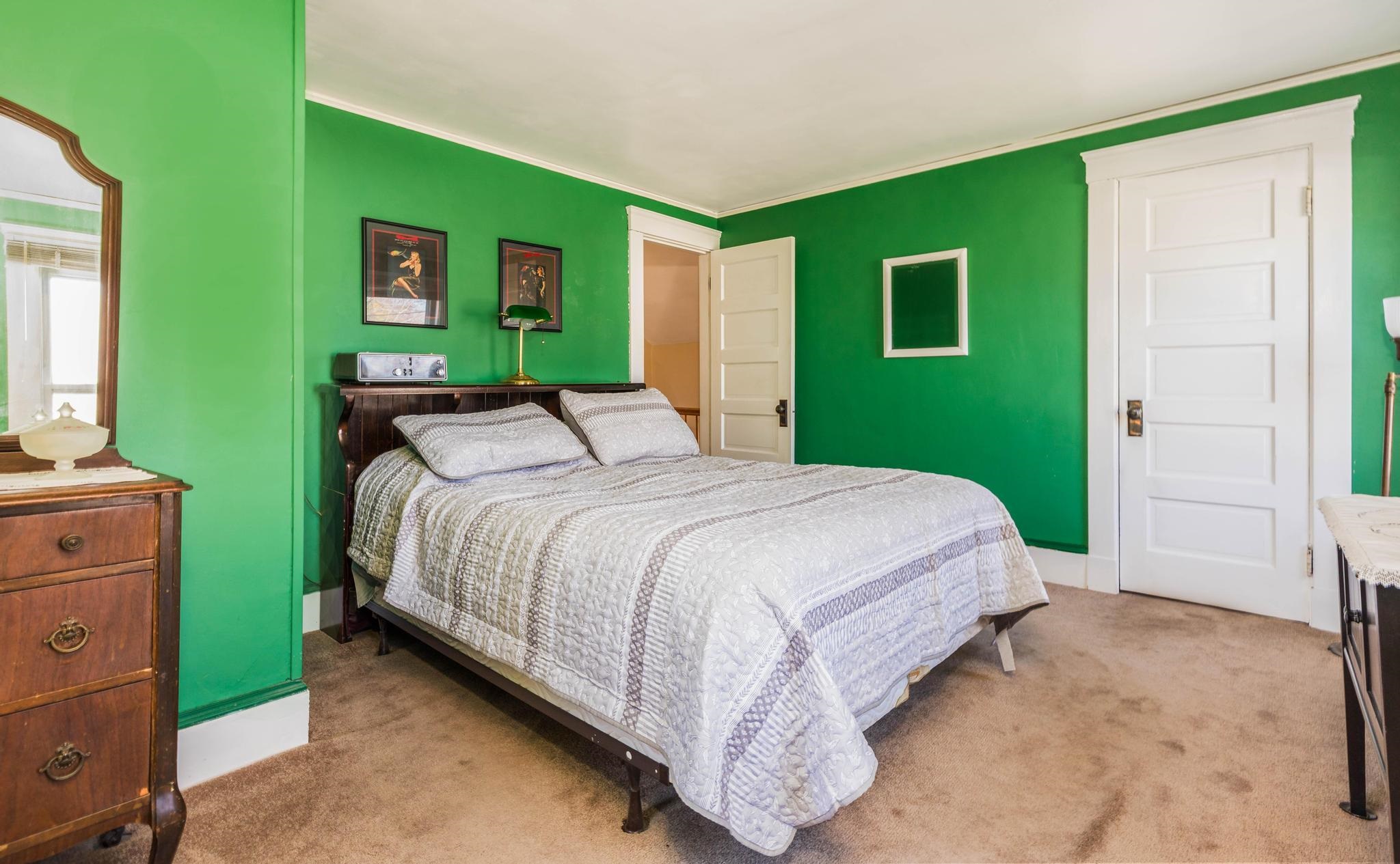 536 Middle Road Property Photo 16