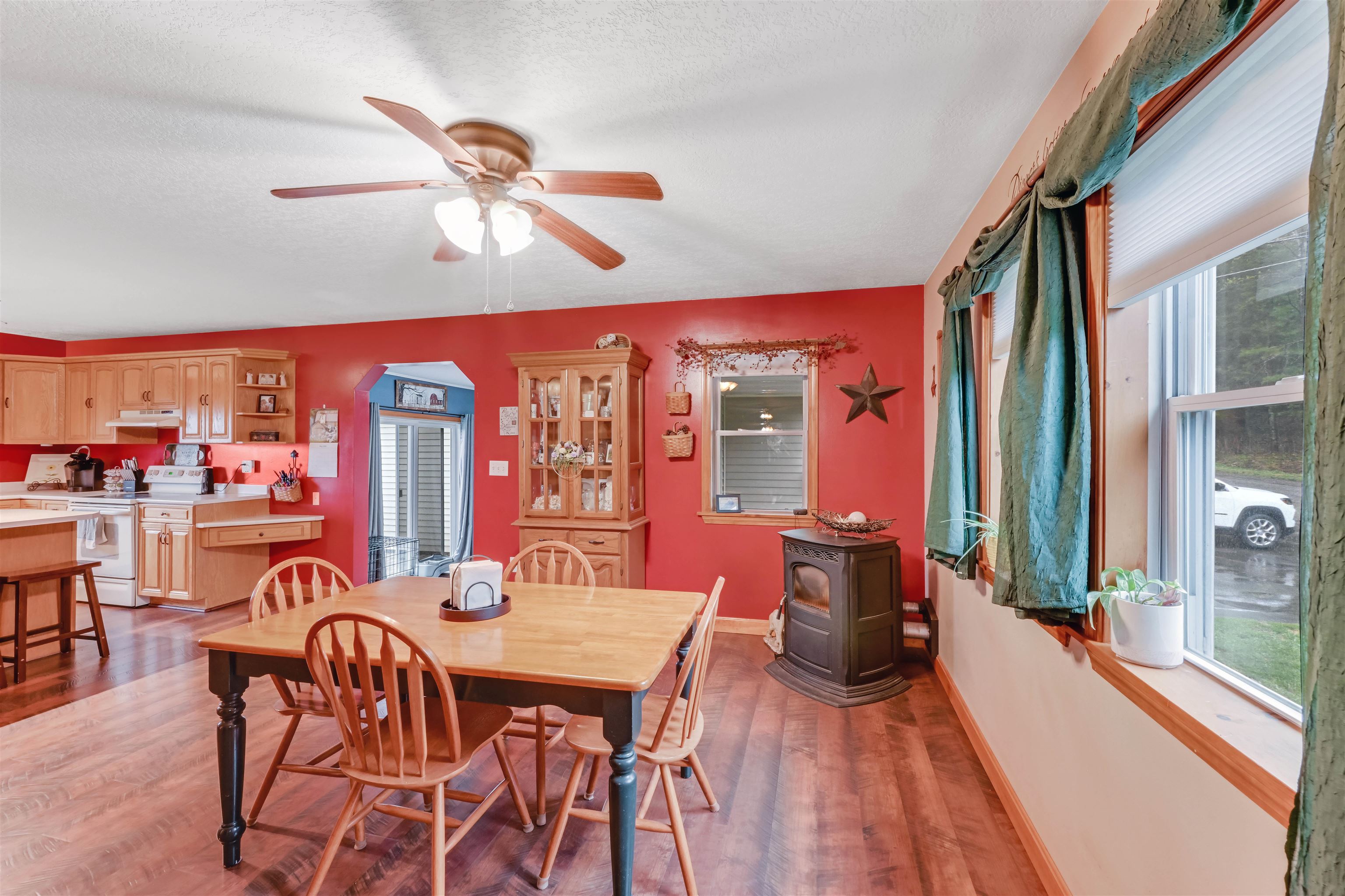 93 Carpenter Boulevard Property Photo 4