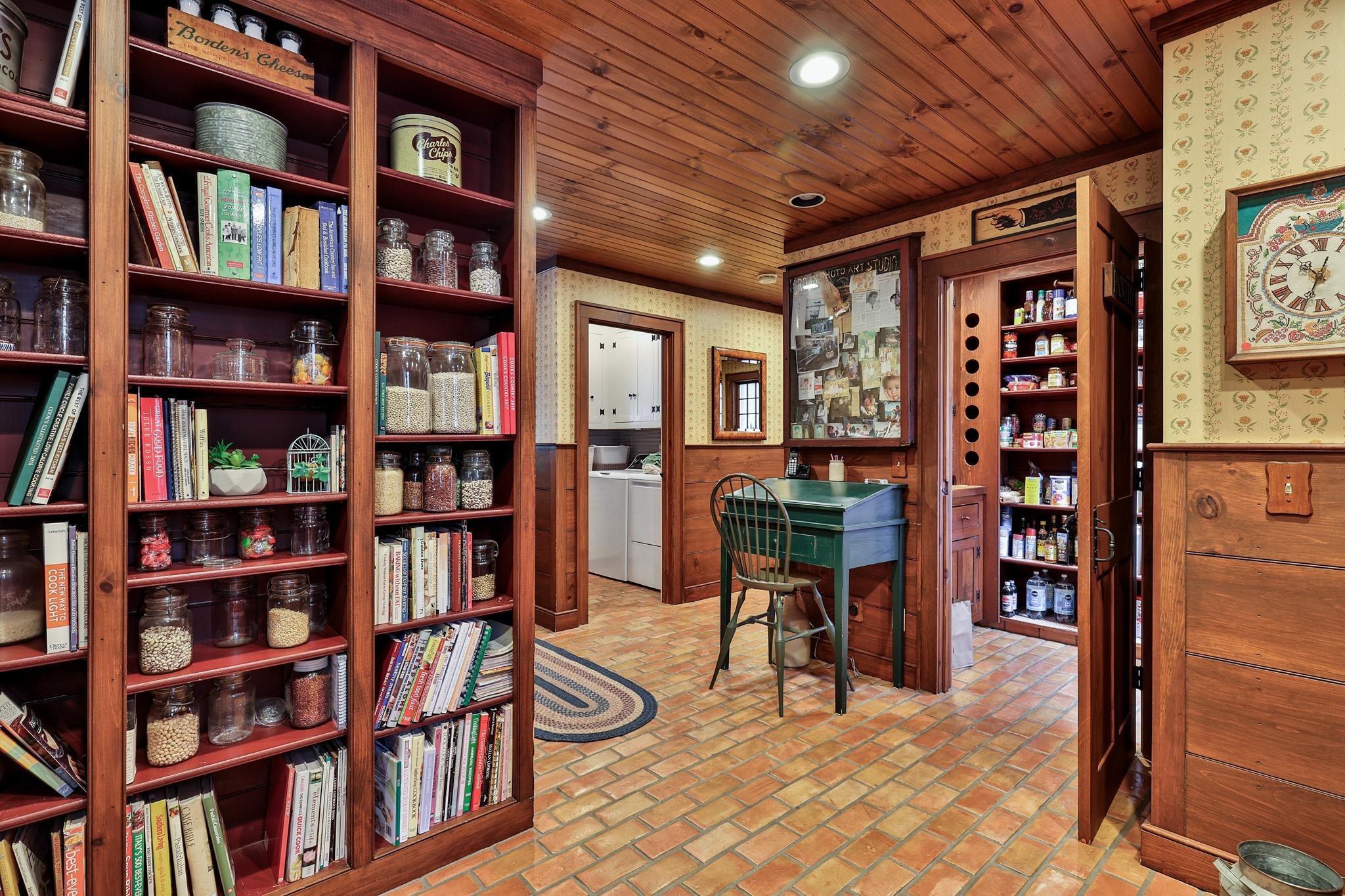 1302 Popple Dungeon Road Property Photo 5