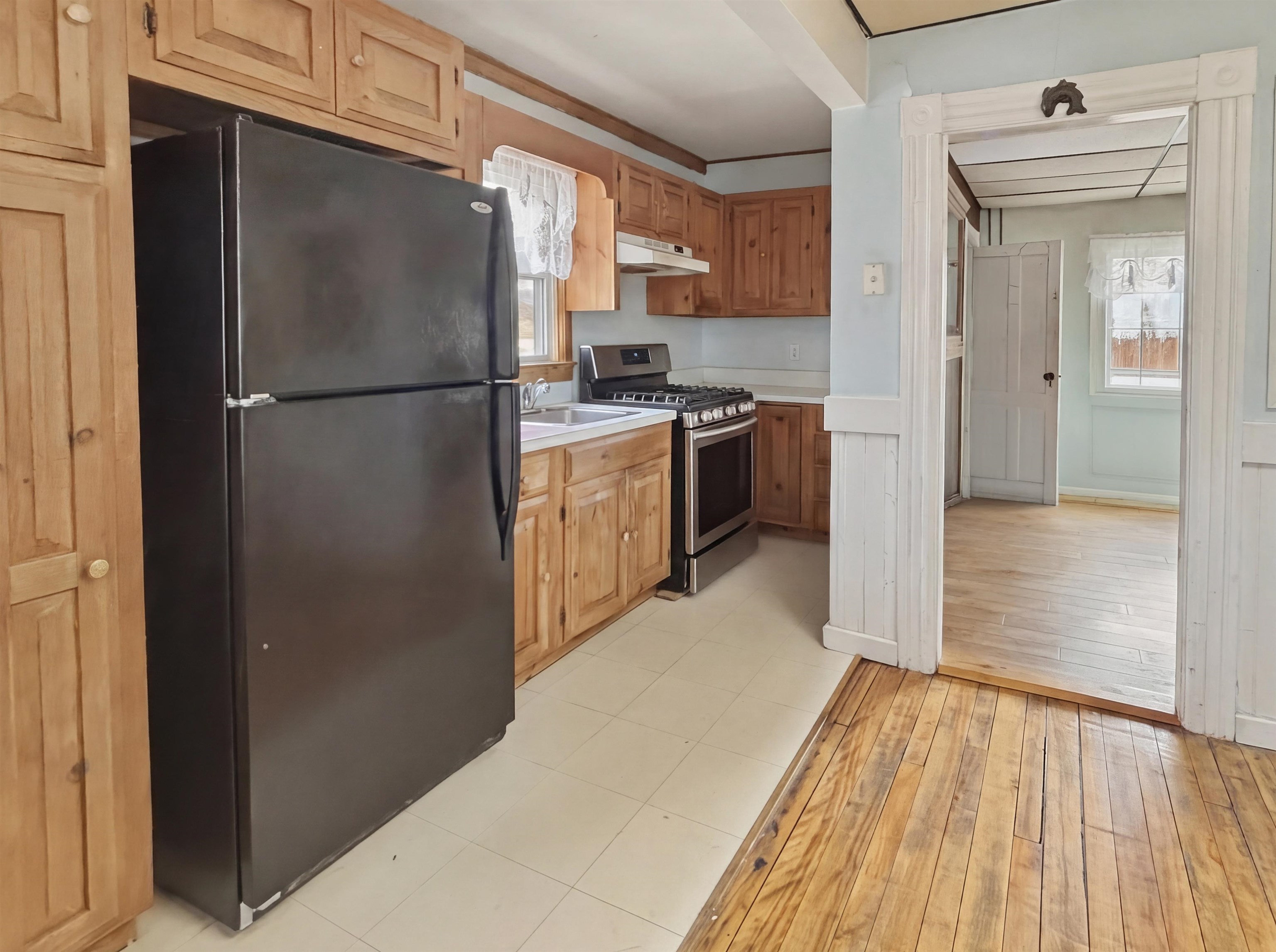 808 Grove Street Property Photo 2