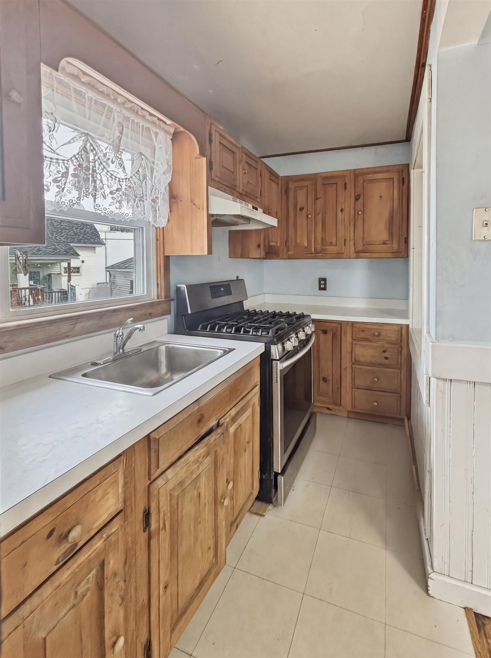 808 Grove Street Property Photo 3