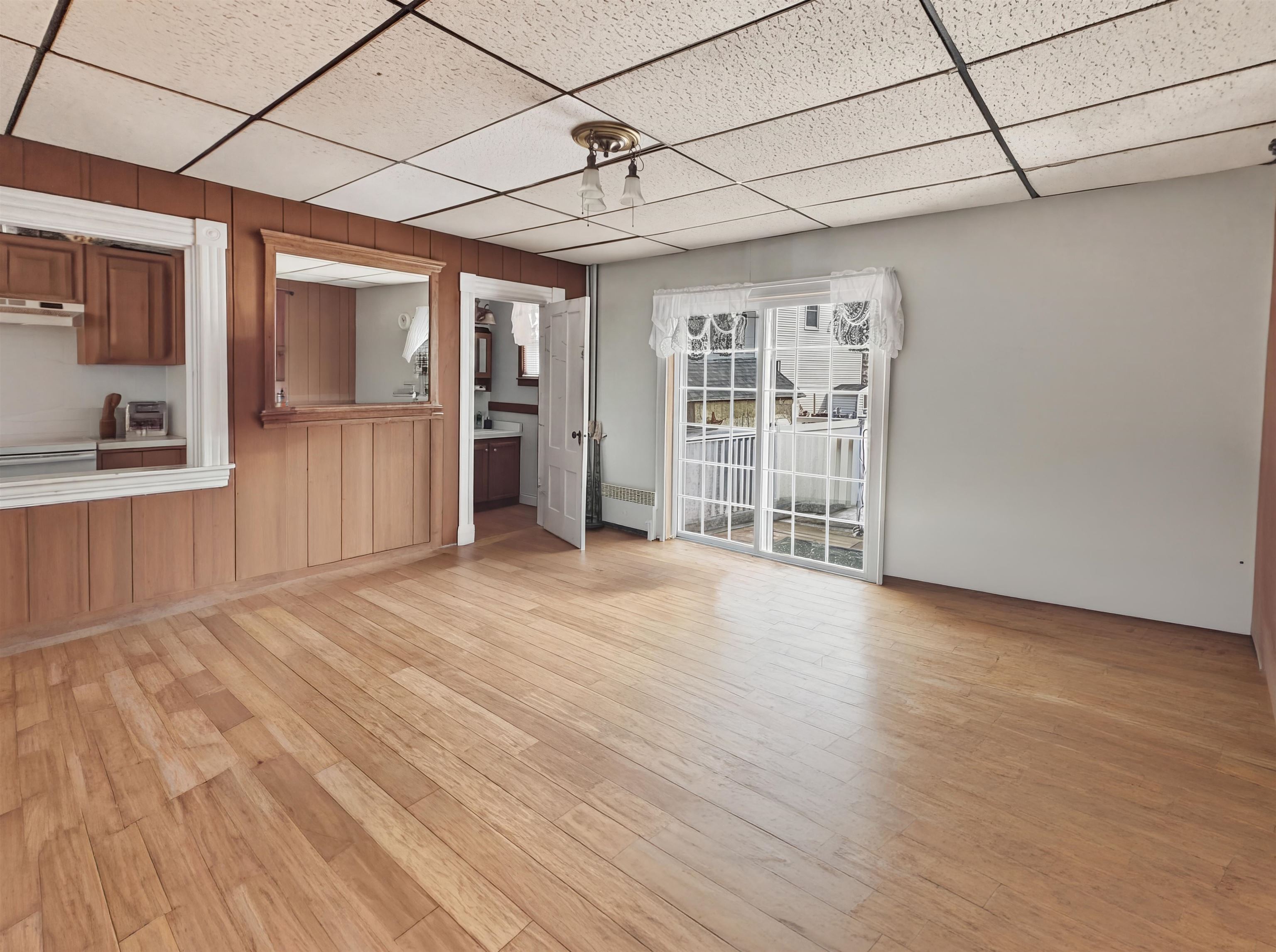 808 Grove Street Property Photo 7