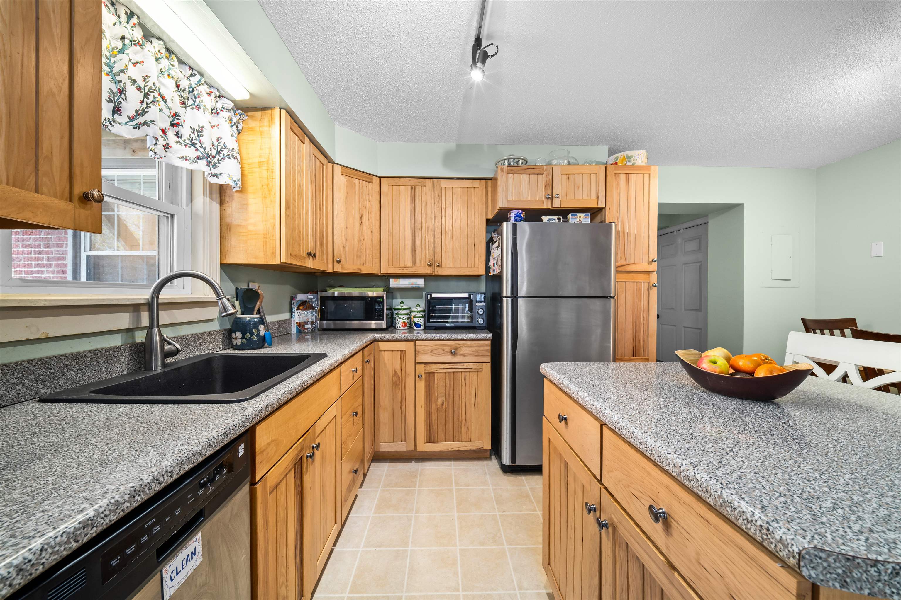 711 Central Avenue Property Photo 4