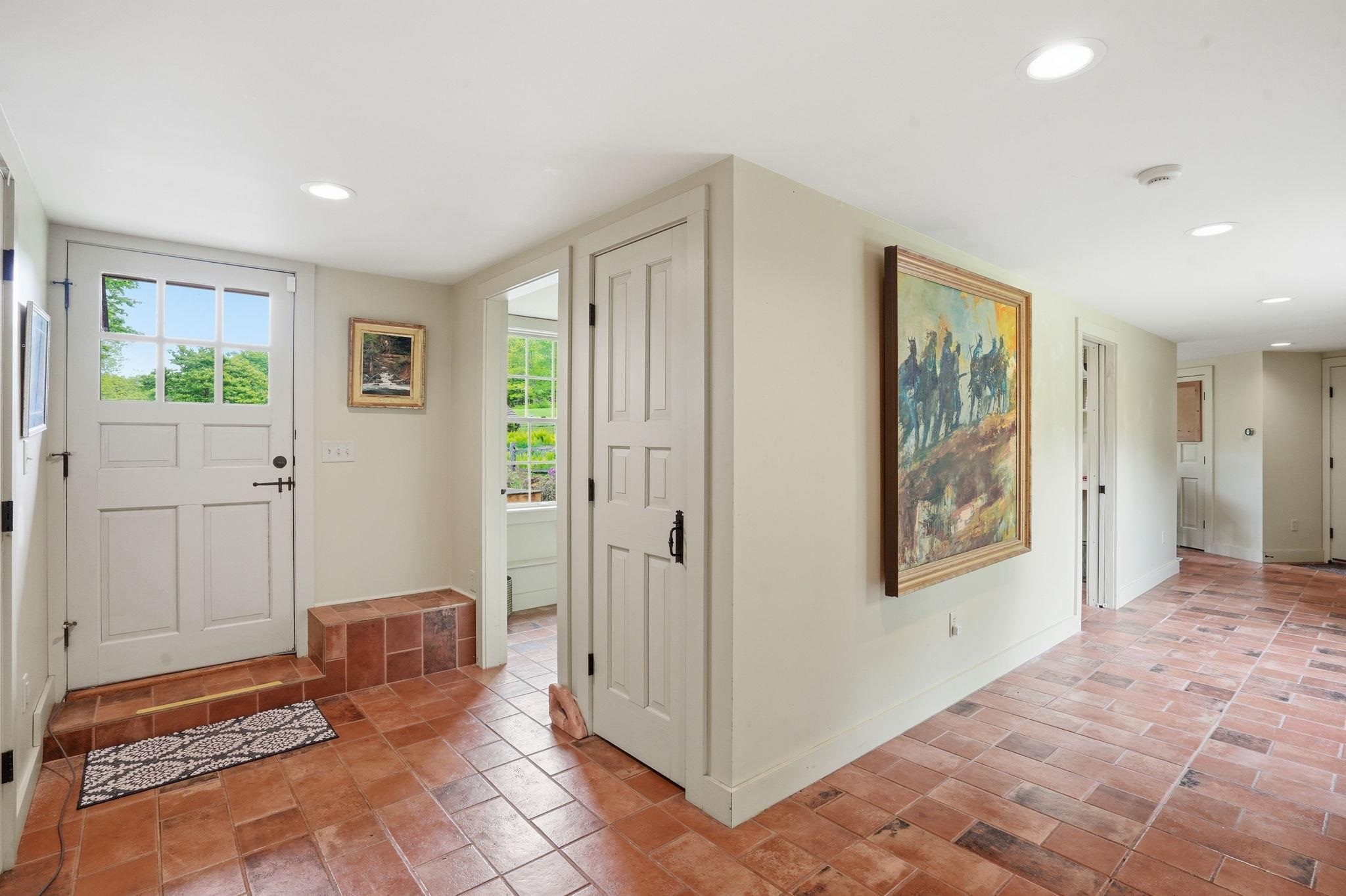 515 E Surry Road Property Photo 7