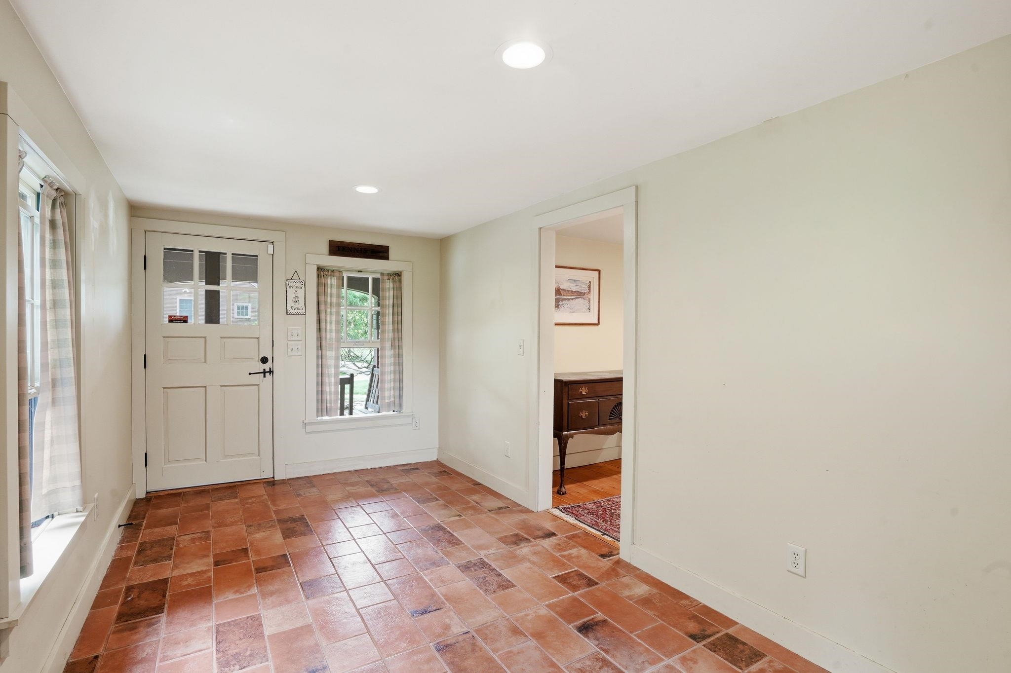 515 E Surry Road Property Photo 8