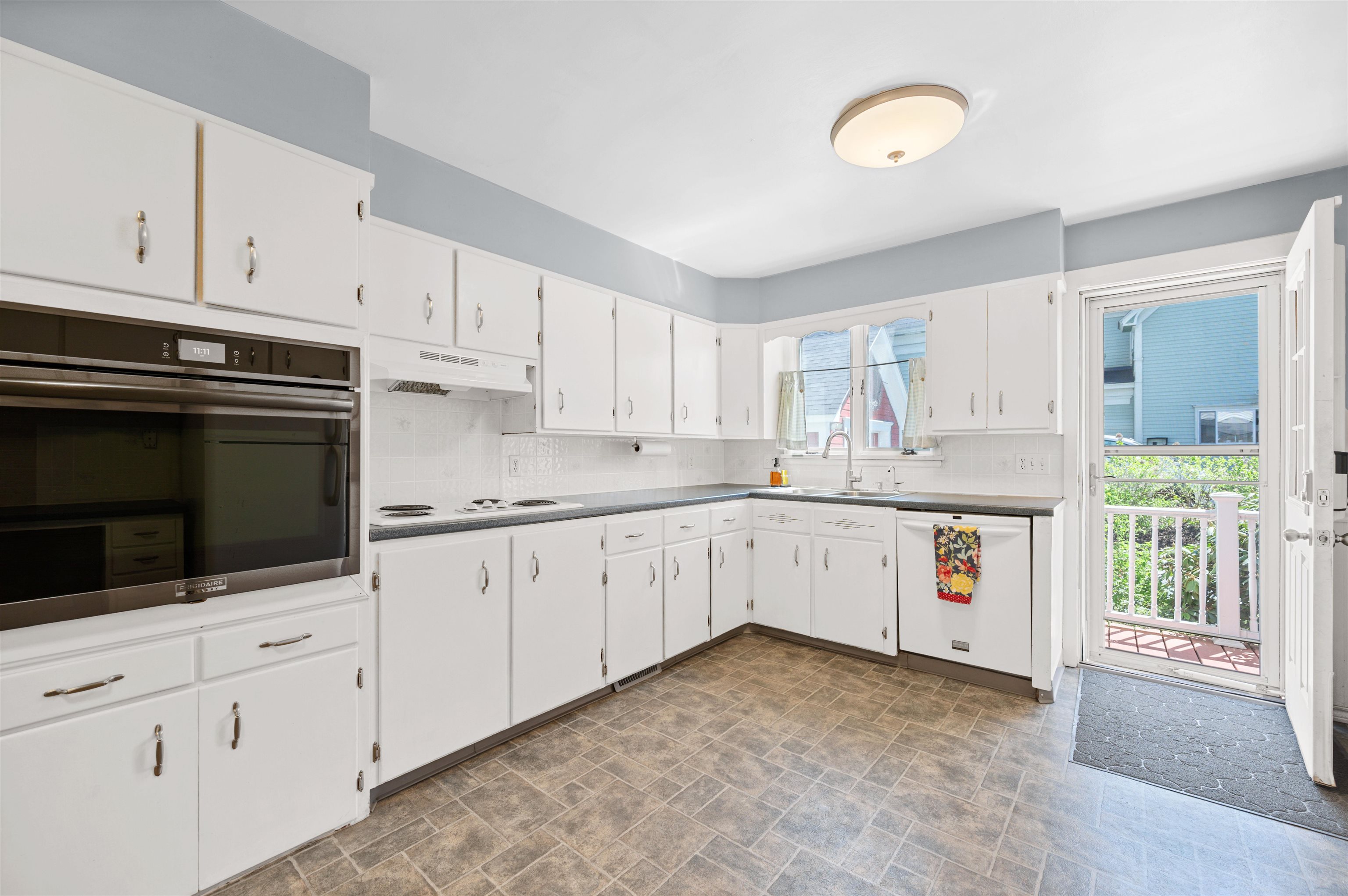 5 King Street Property Photo 10