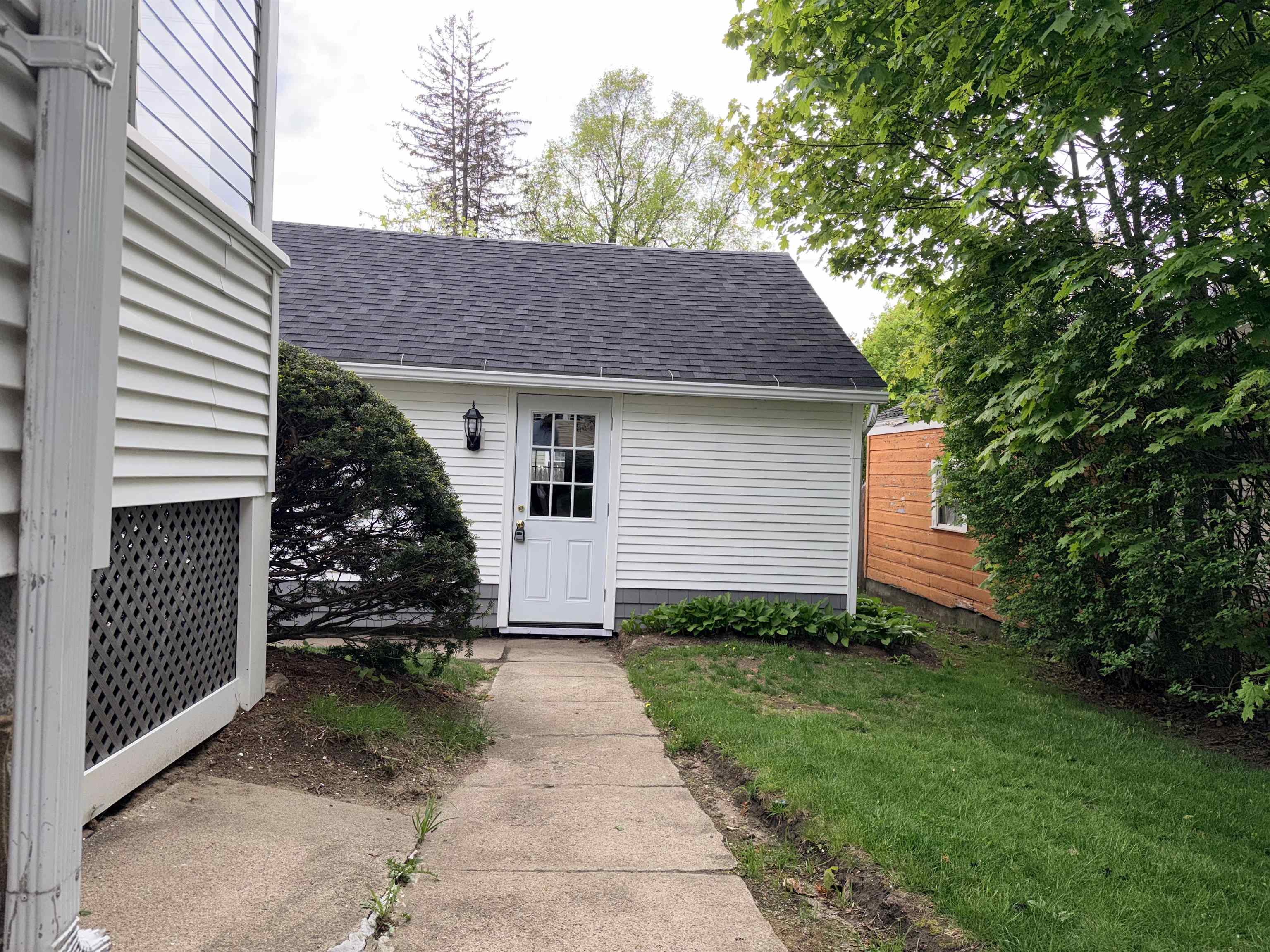 406 E High Street Property Photo 5