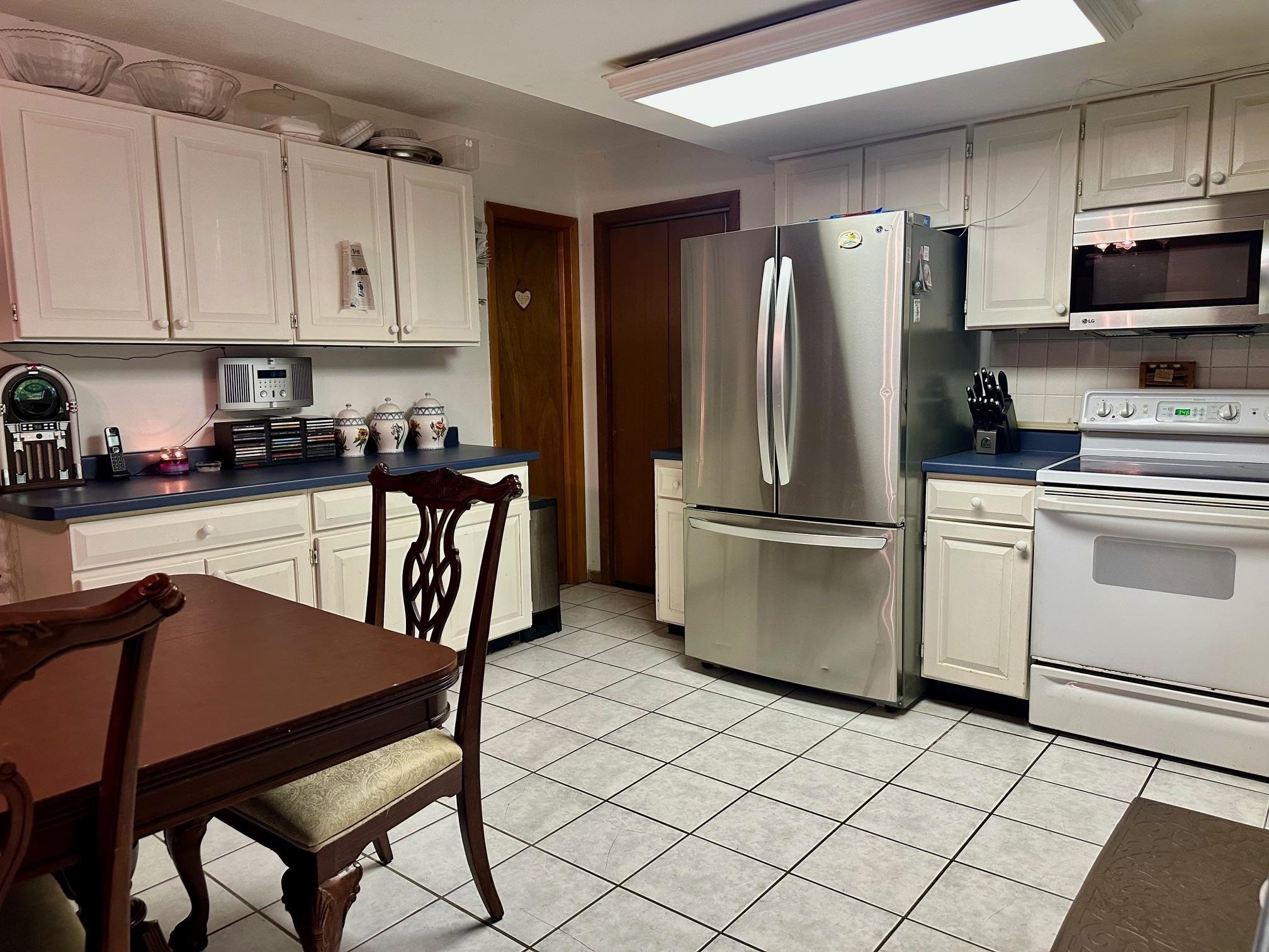 22 Lawrence Heights Property Photo 4