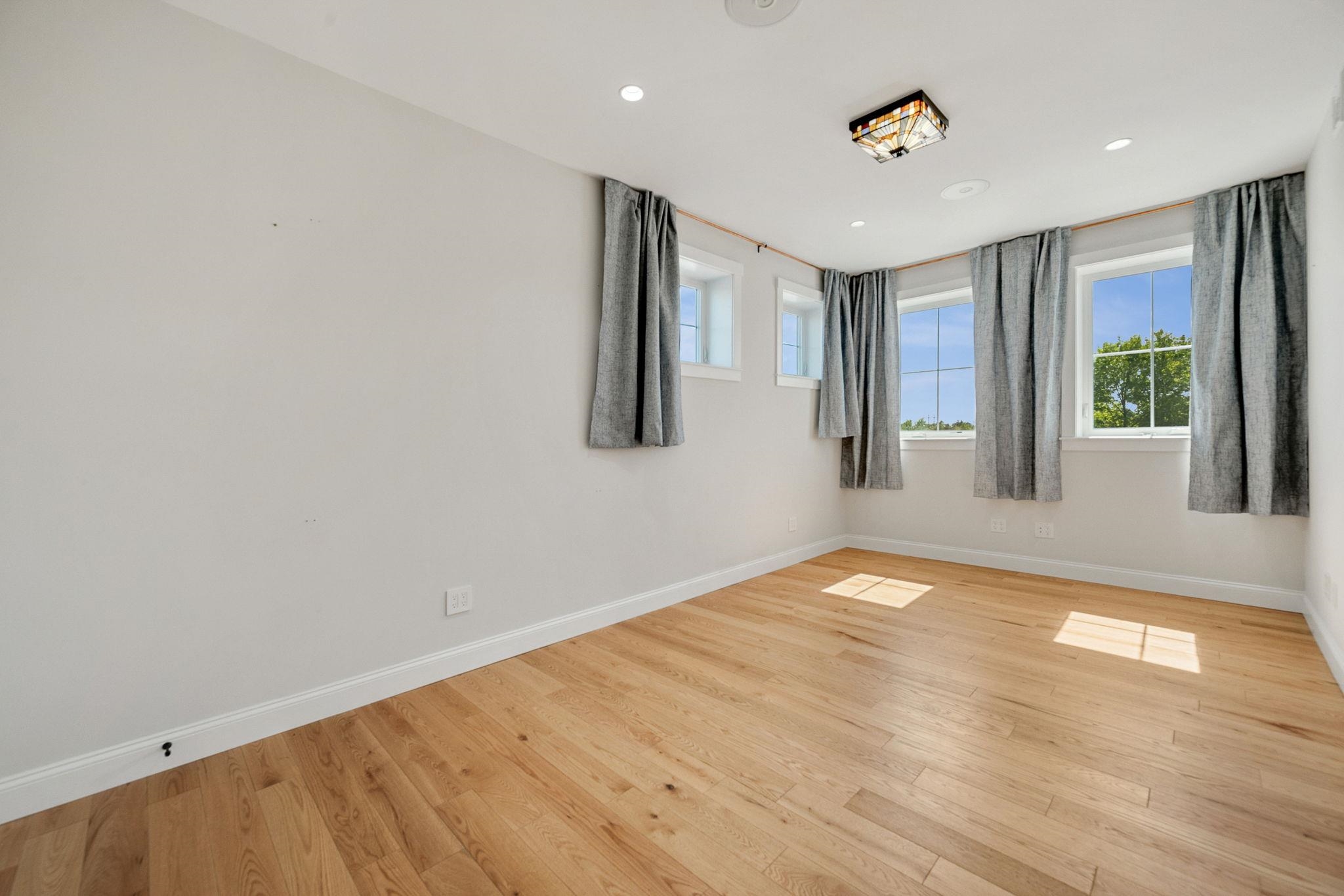 225 Midland Avenue Property Photo 18