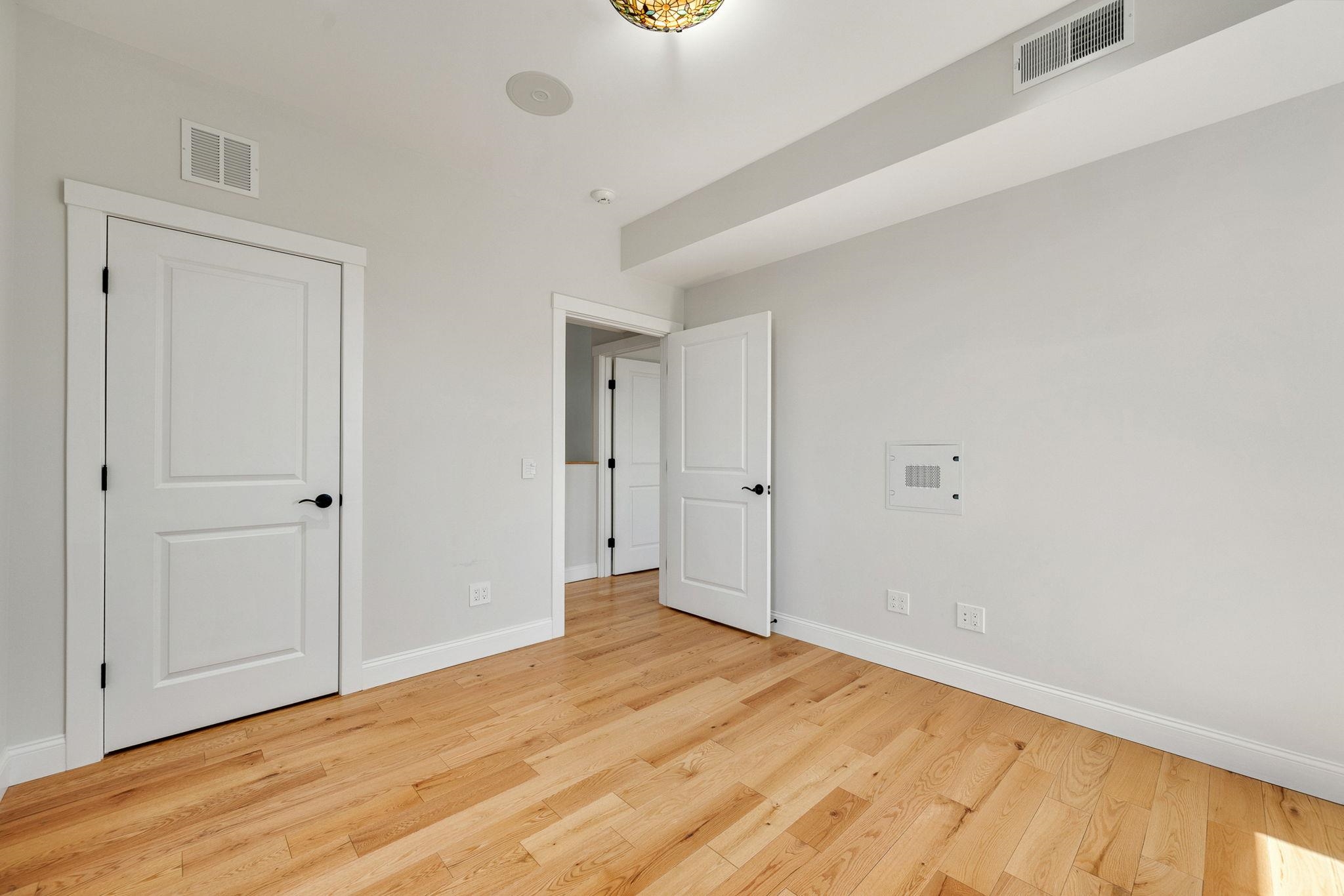 225 Midland Avenue Property Photo 19
