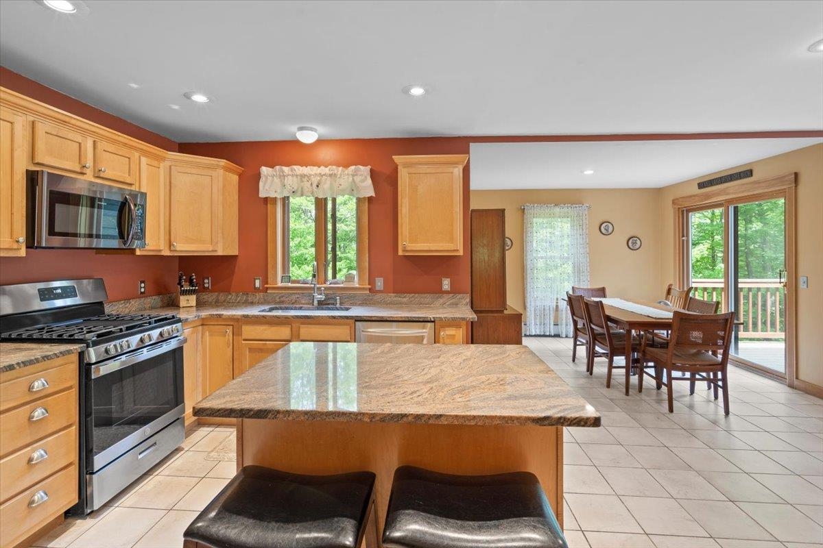 100 Overview Property Photo 11