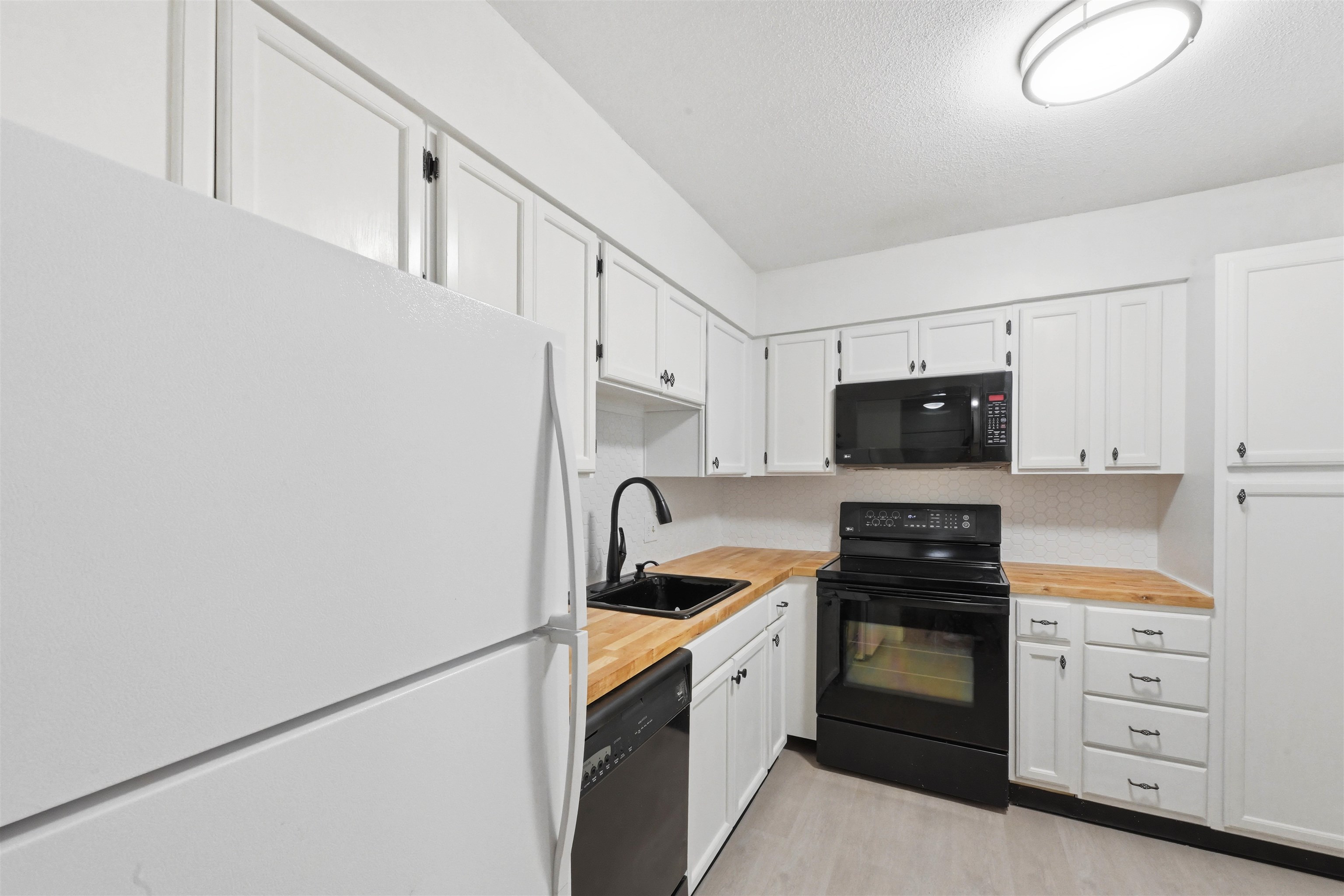 100 Kennedy Drive Property Photo 3