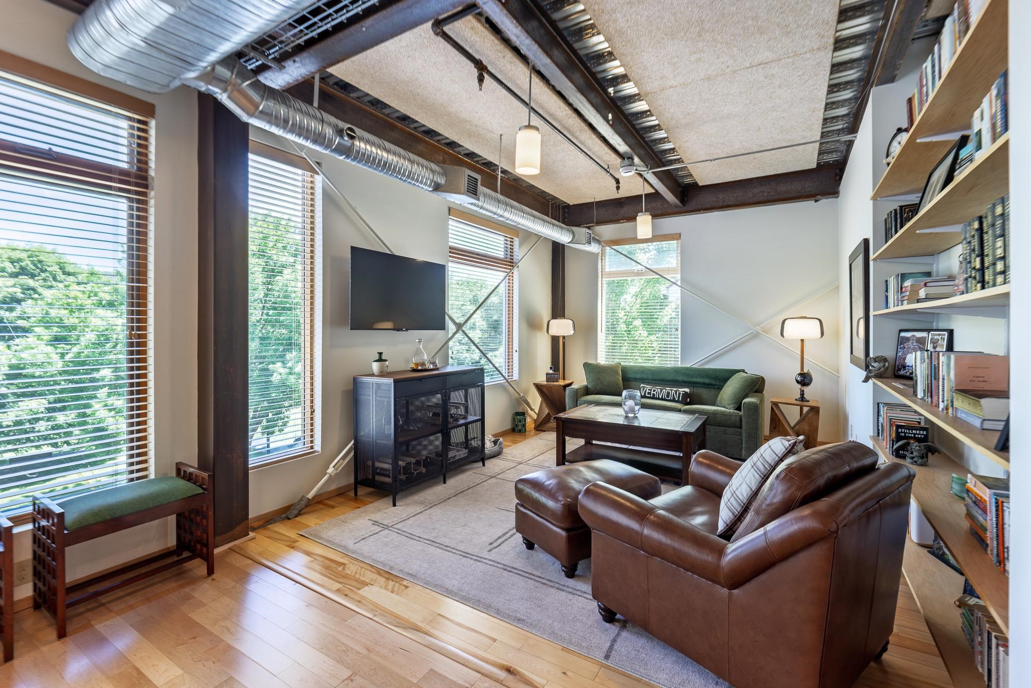 35 Railroad Row Property Photo 6