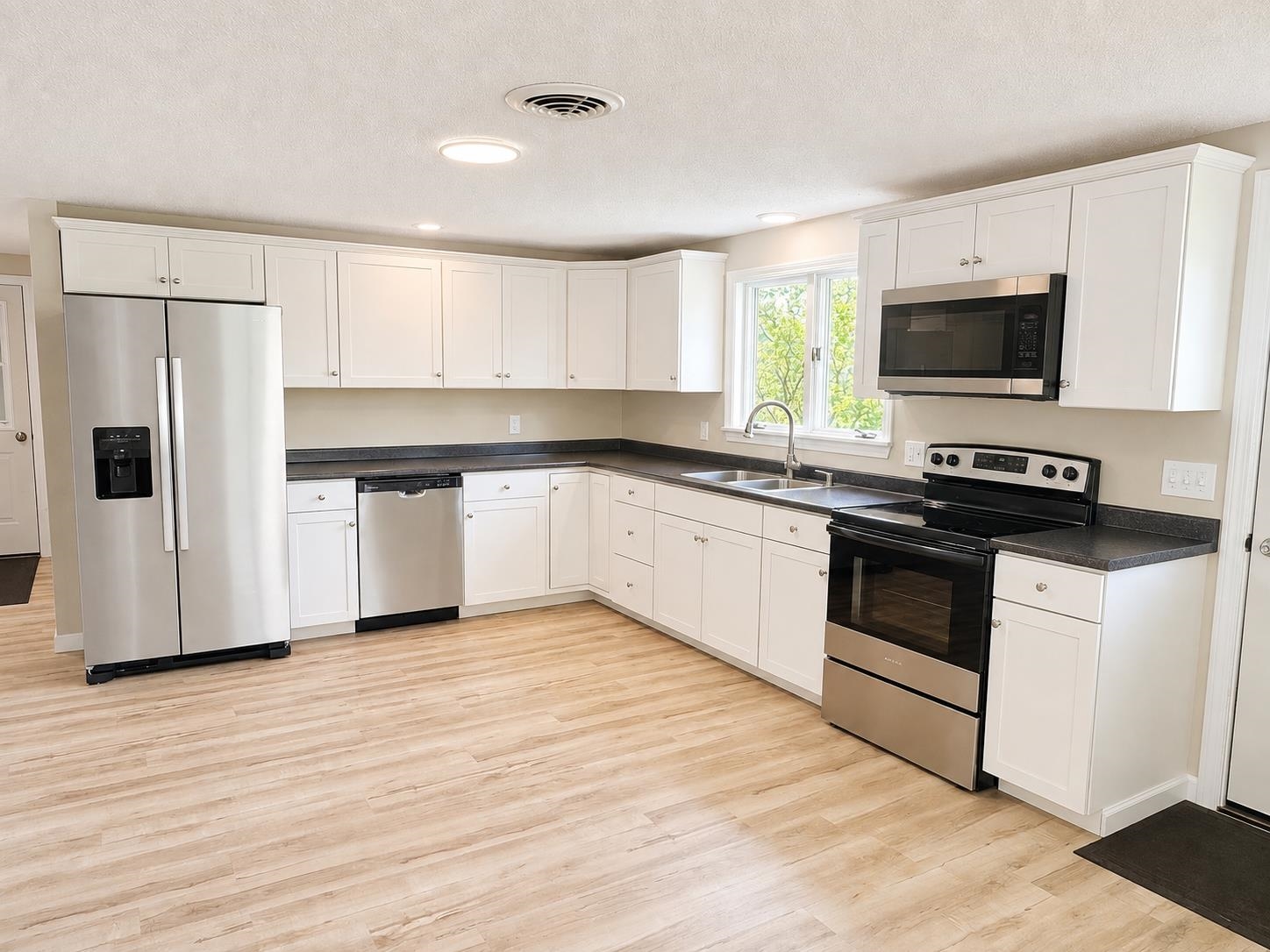 504 Fontaine Road Property Photo 4