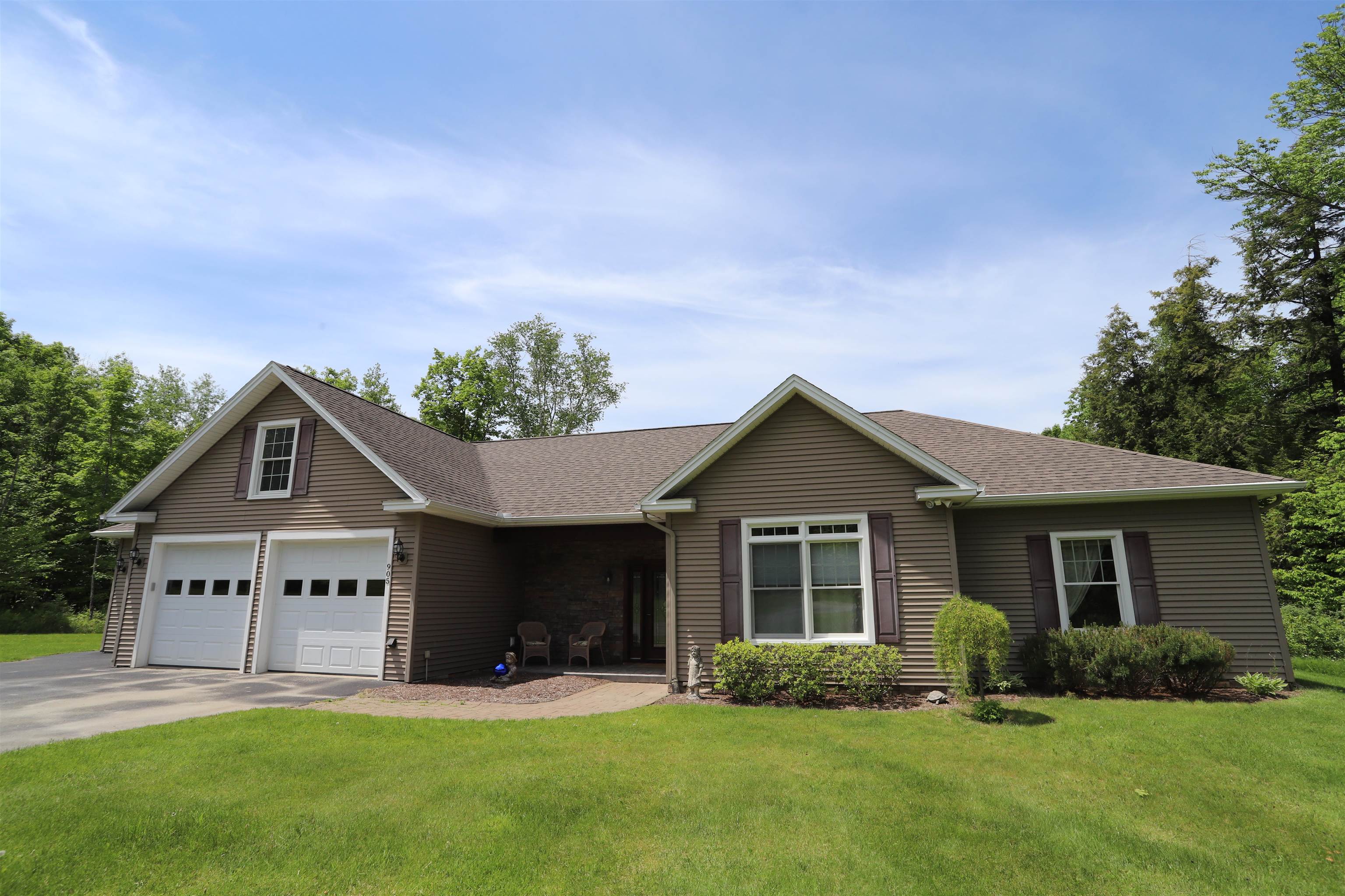 905 Dairninaka Drive Property Photo 1
