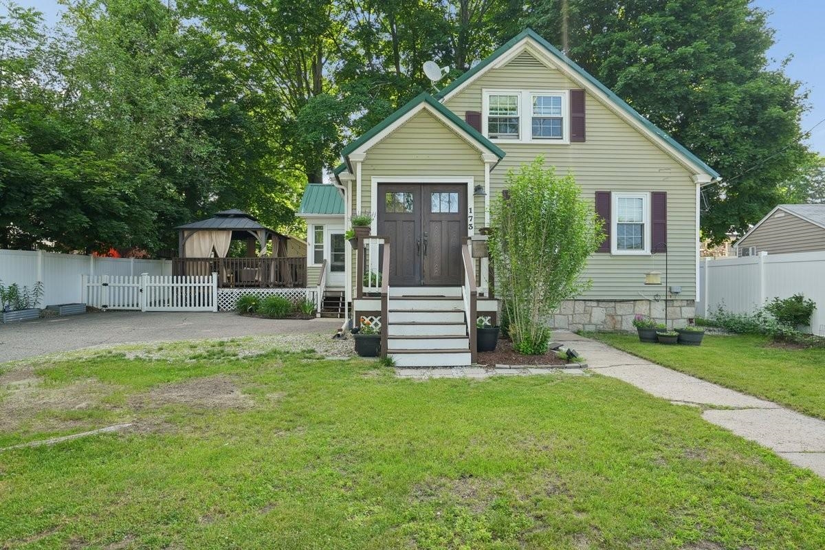 173 Mammoth Road Property Photo 1