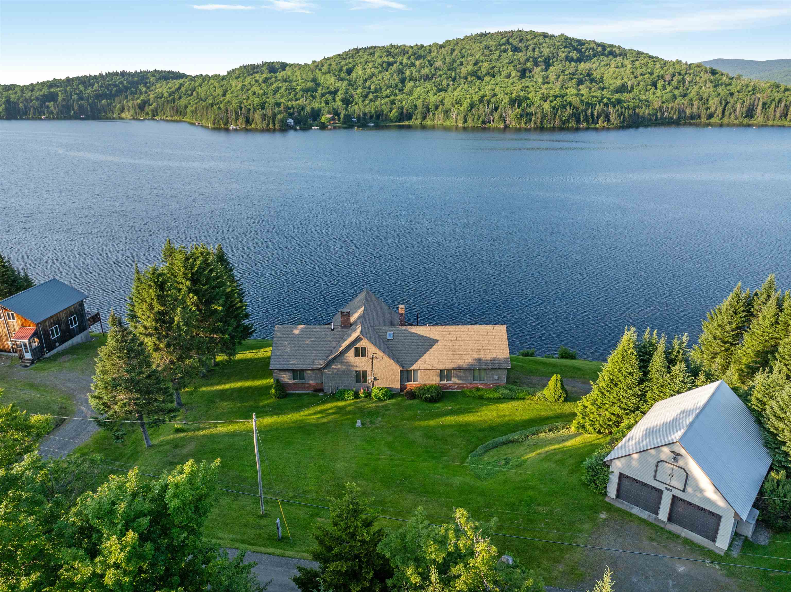 1467 Diamond Pond Road Property Photo 2