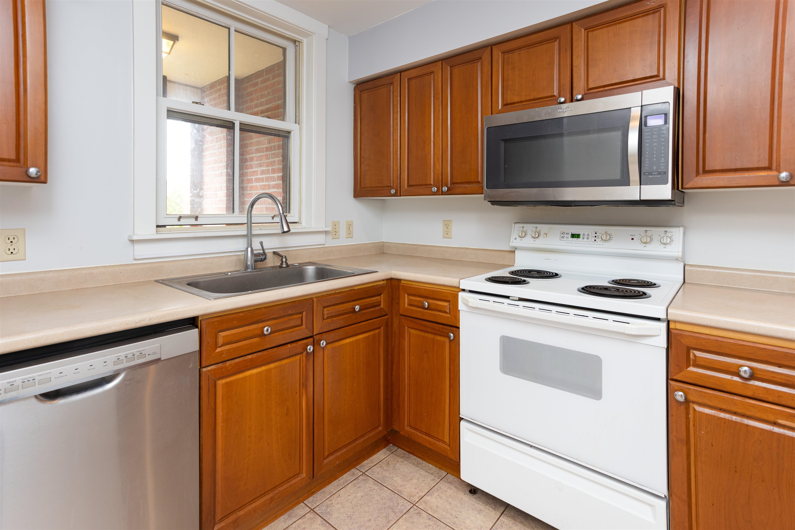 40 College Street Property Photo 8
