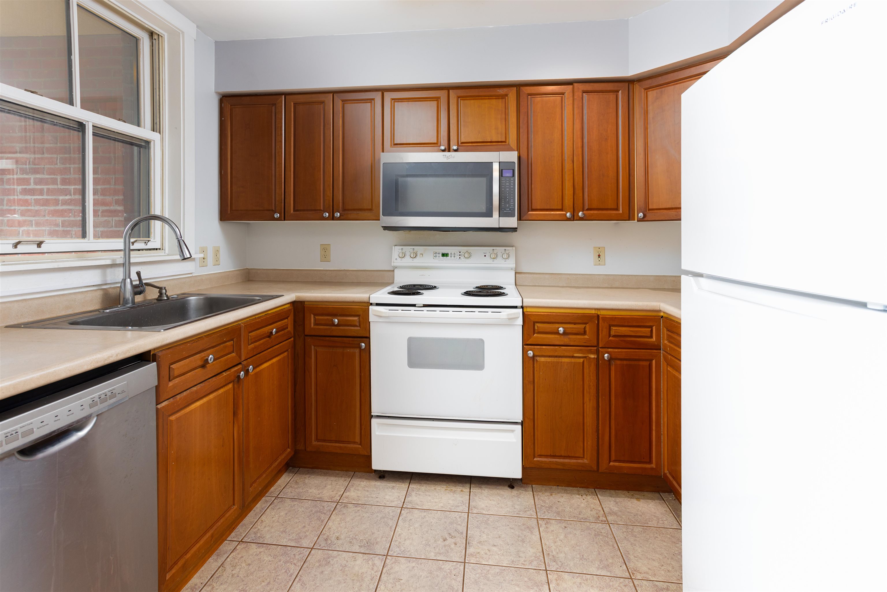 40 College Street Property Photo 9