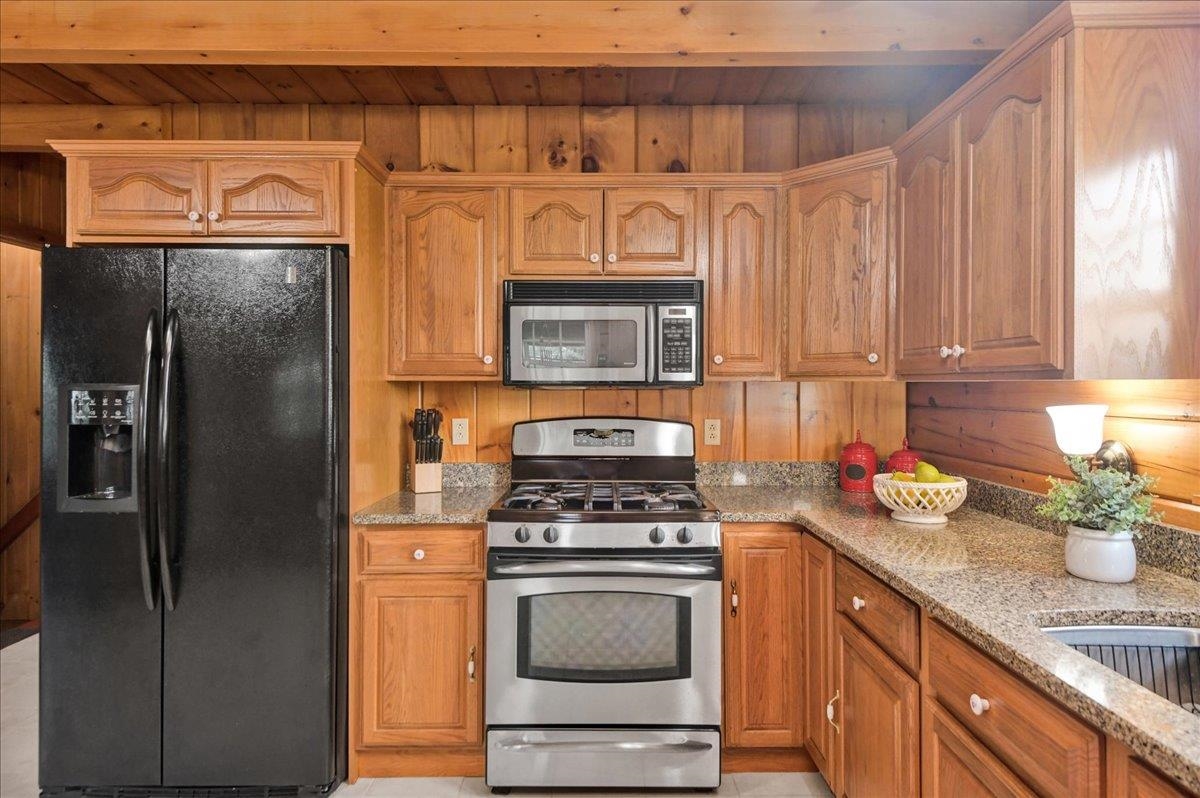 66 Poor Farm Road Property Photo 9