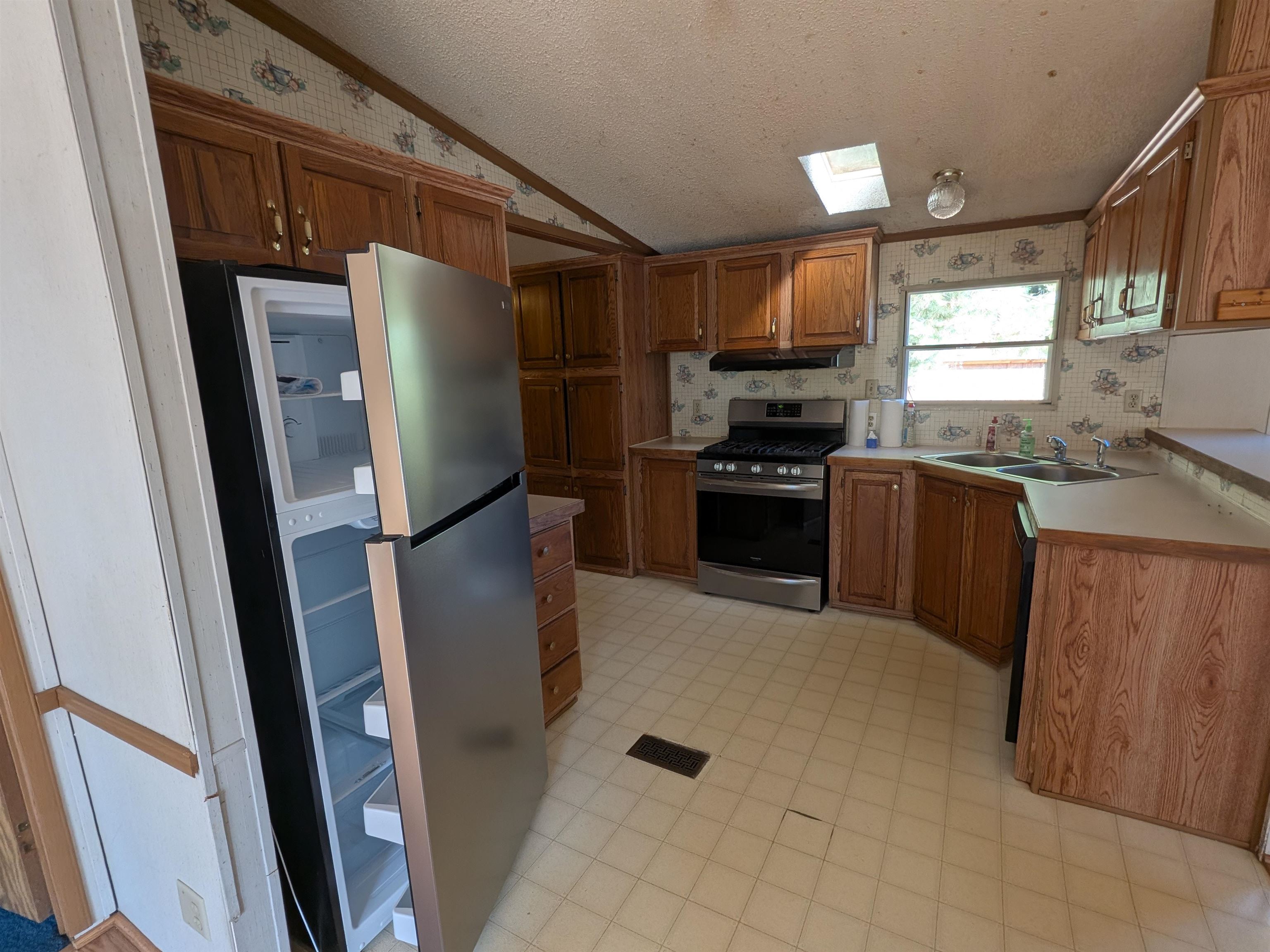 545 Elm Street Property Photo 6