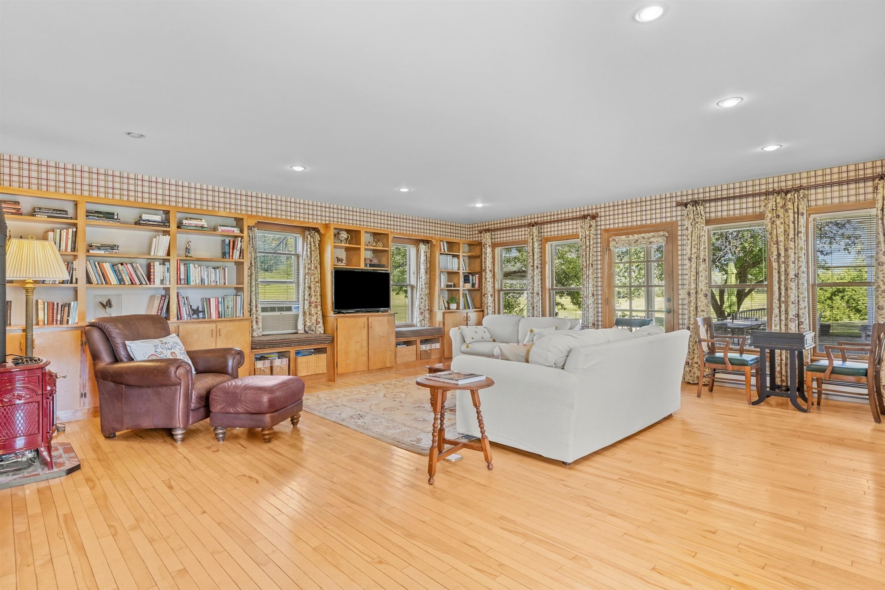 884 Darling Hill Road Property Photo 13
