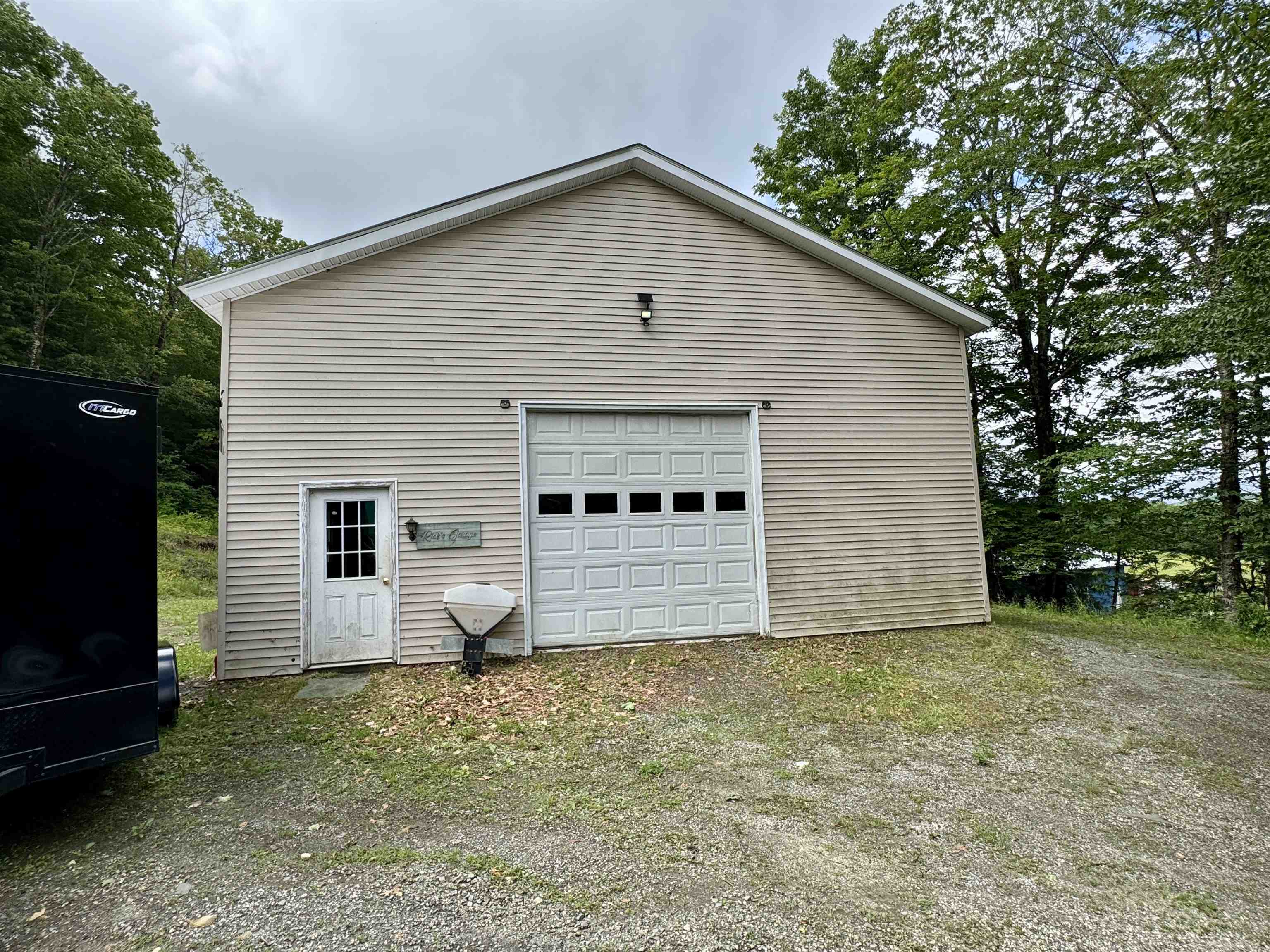 1049 Kingdom Road Property Photo 3