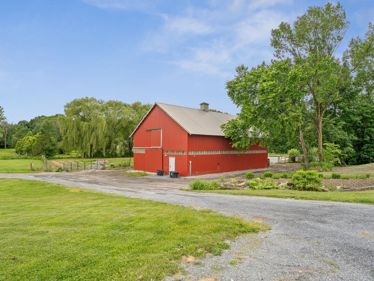 1233 Satterly Road Property Photo 4