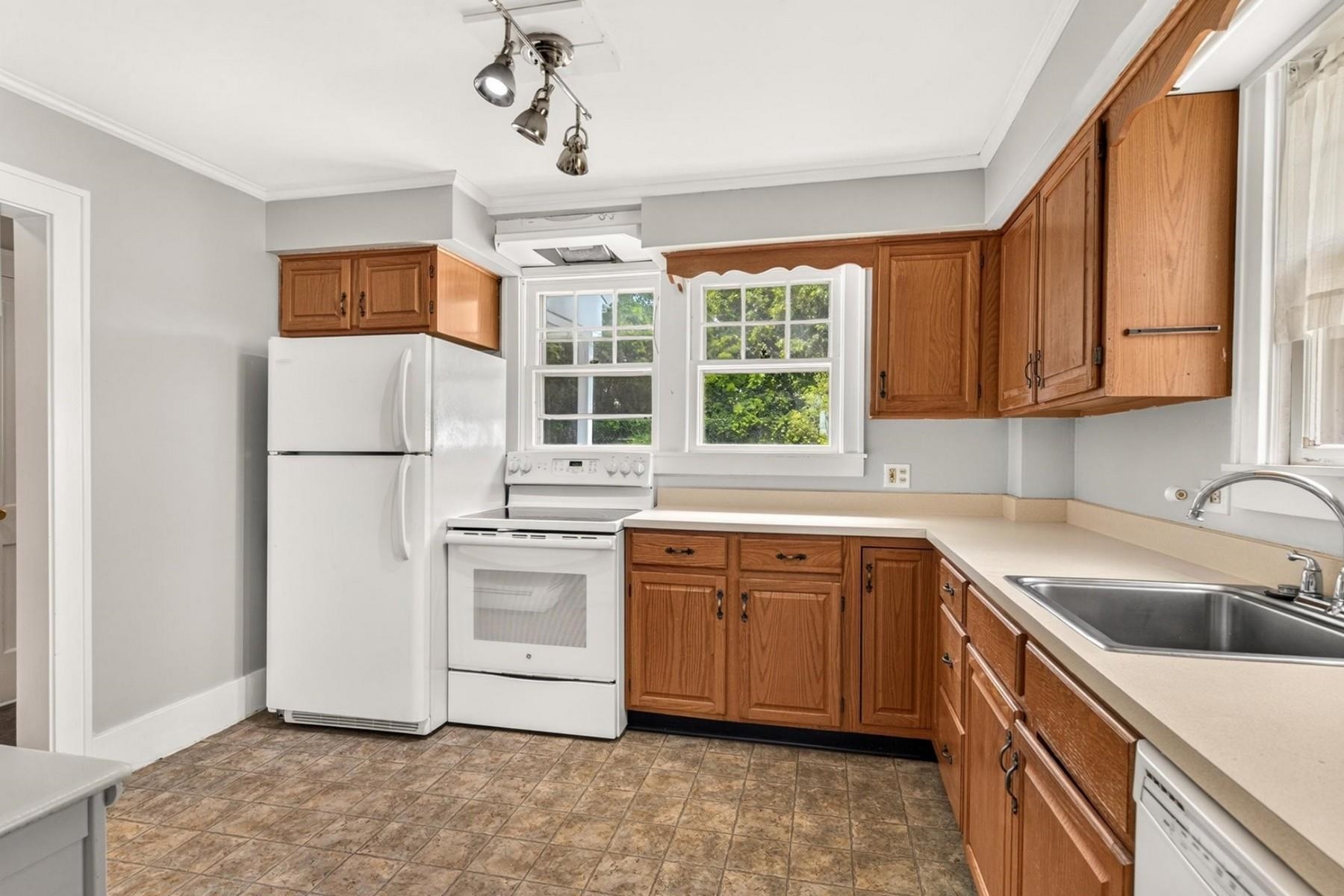 29 Howard Avenue Property Photo 6
