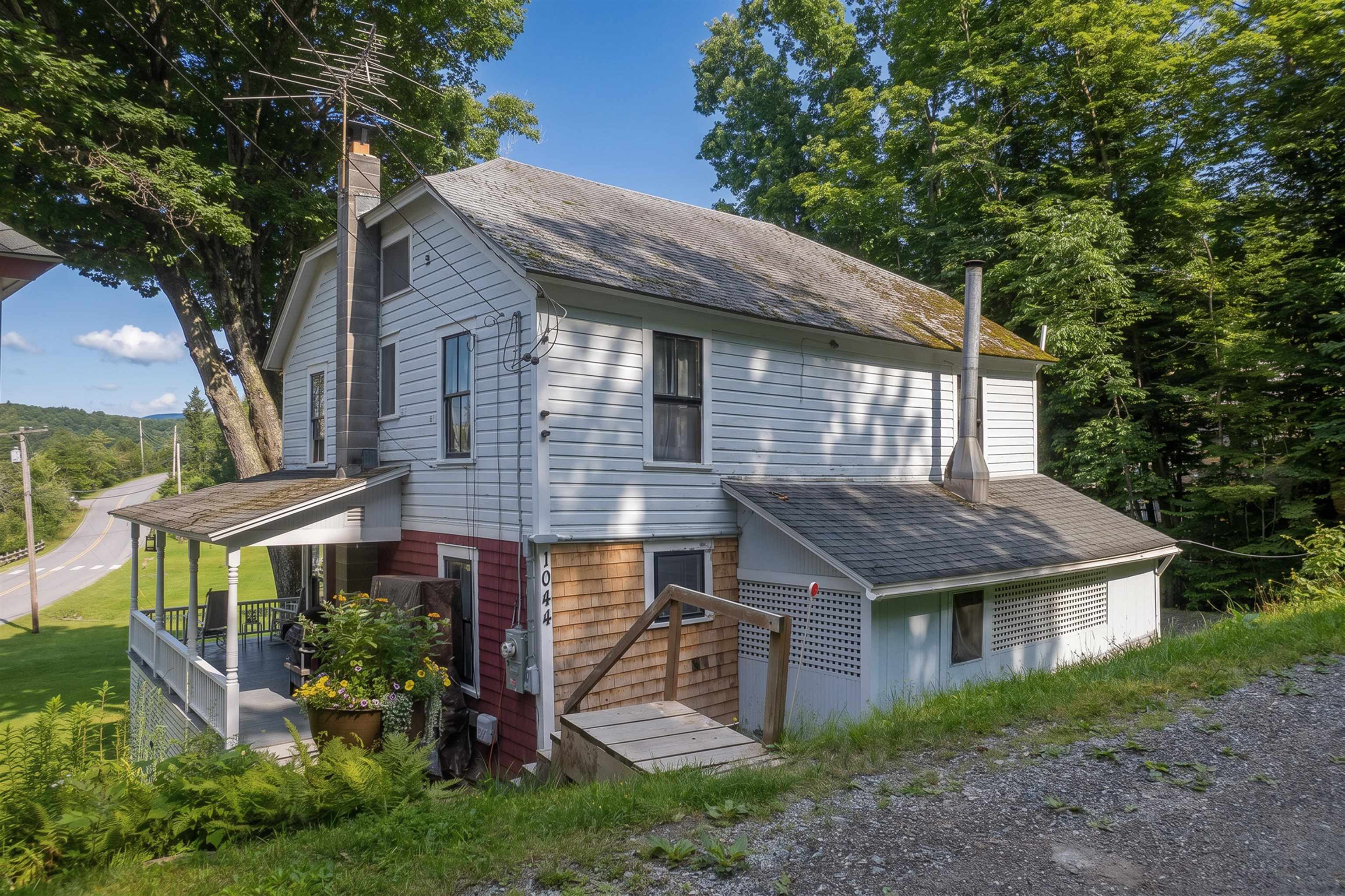 1044 Point Of Pines Road Property Photo 2