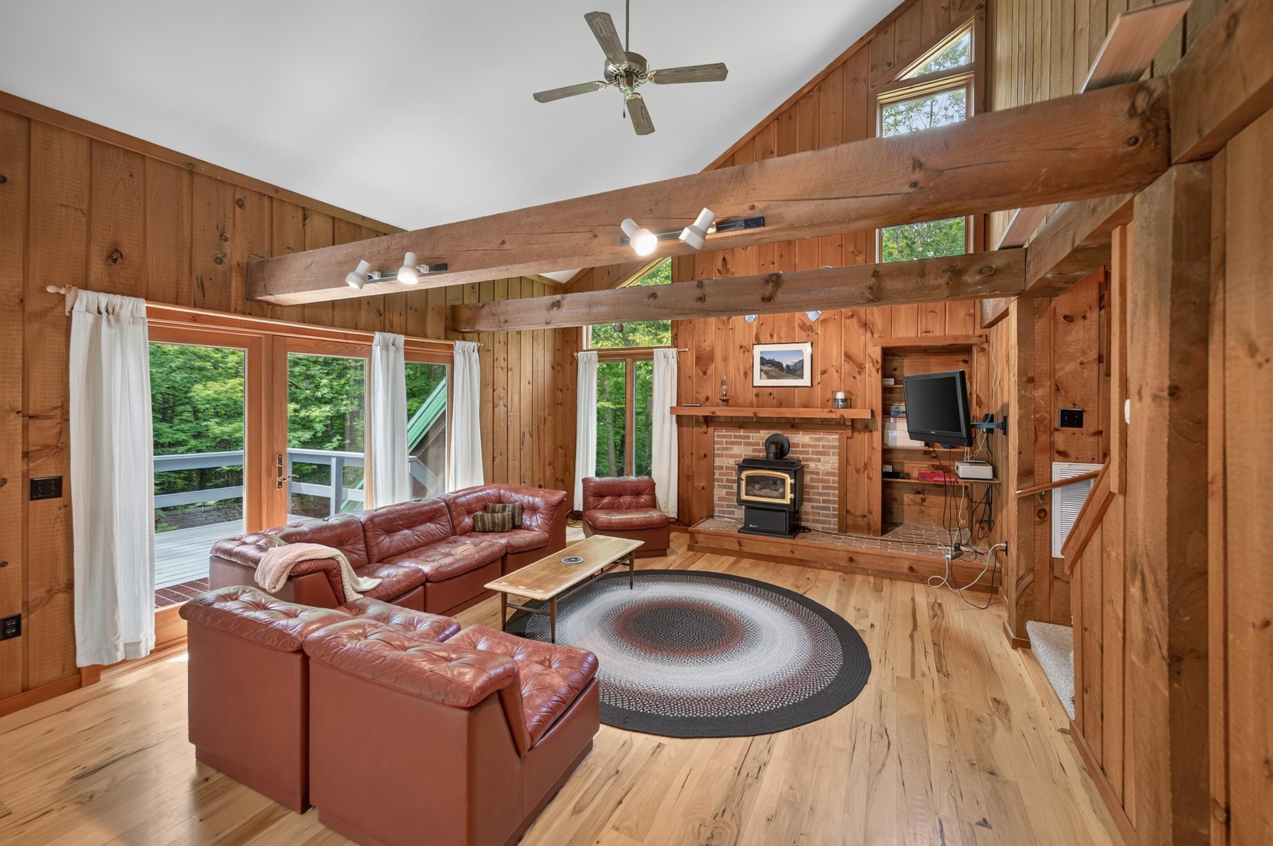 7 Tapping Tree Lane Property Photo 3