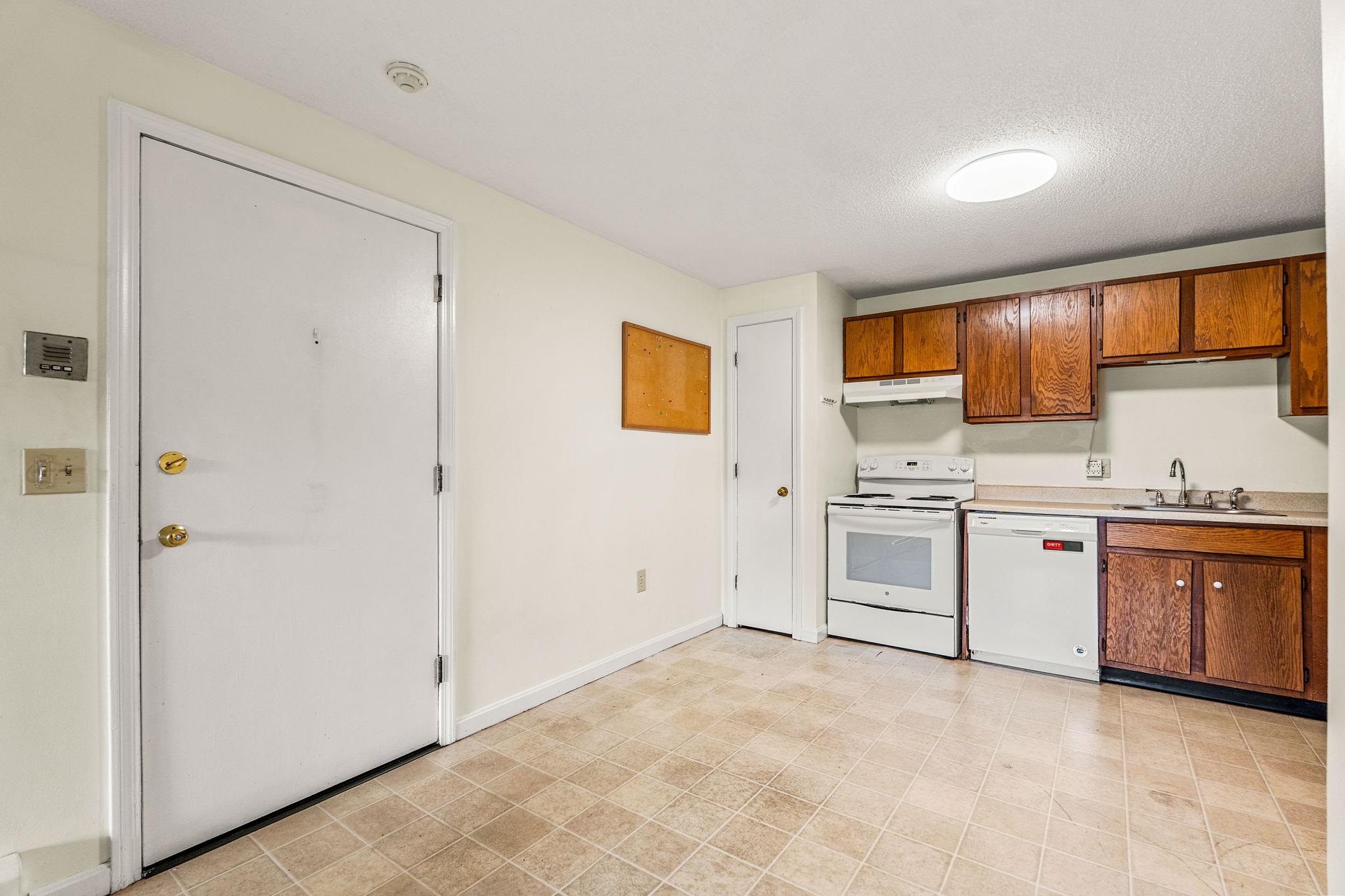 1202 White Cedar Boulevard Property Photo 9