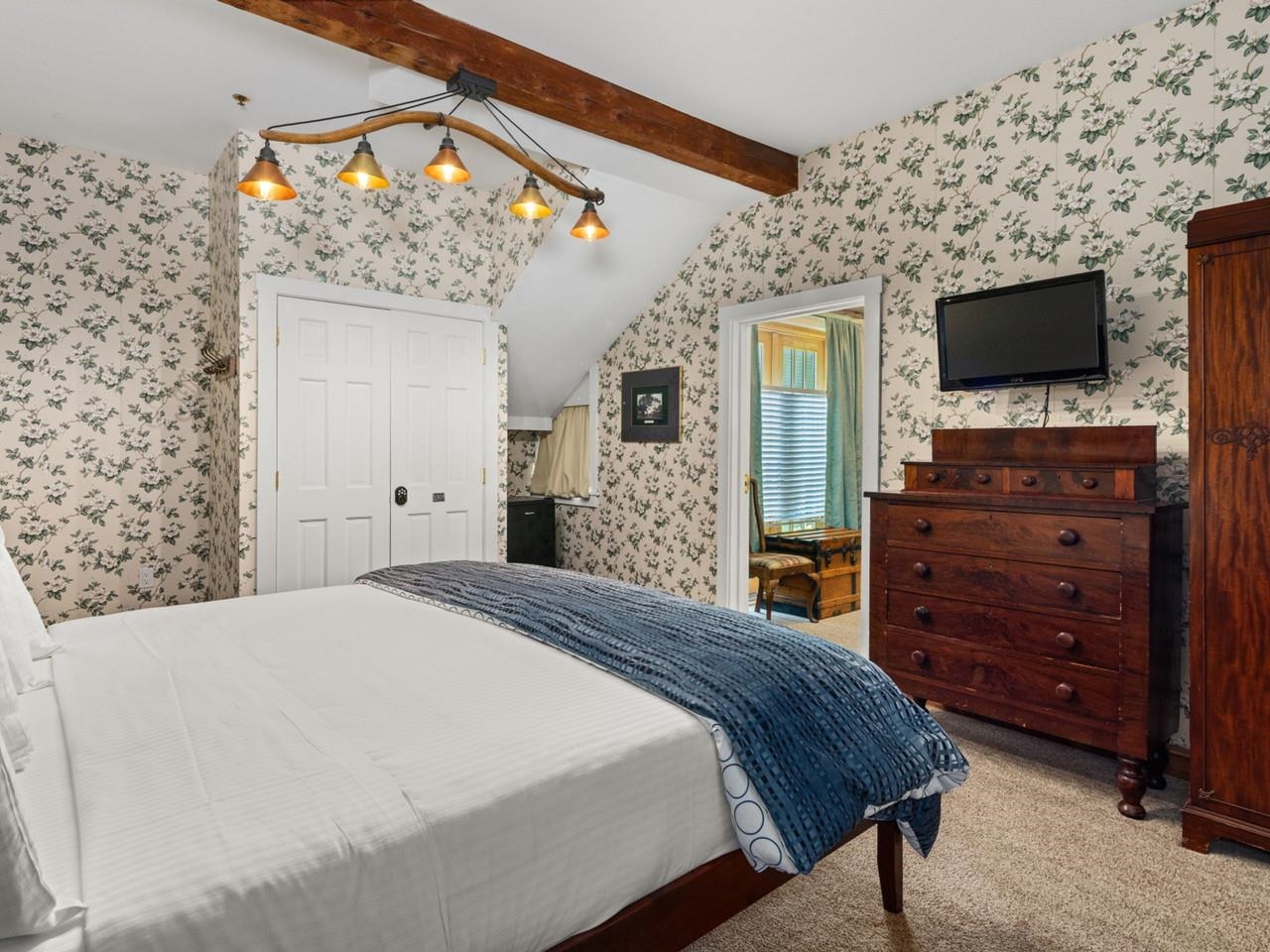5347 Shelburne Road Property Photo 9