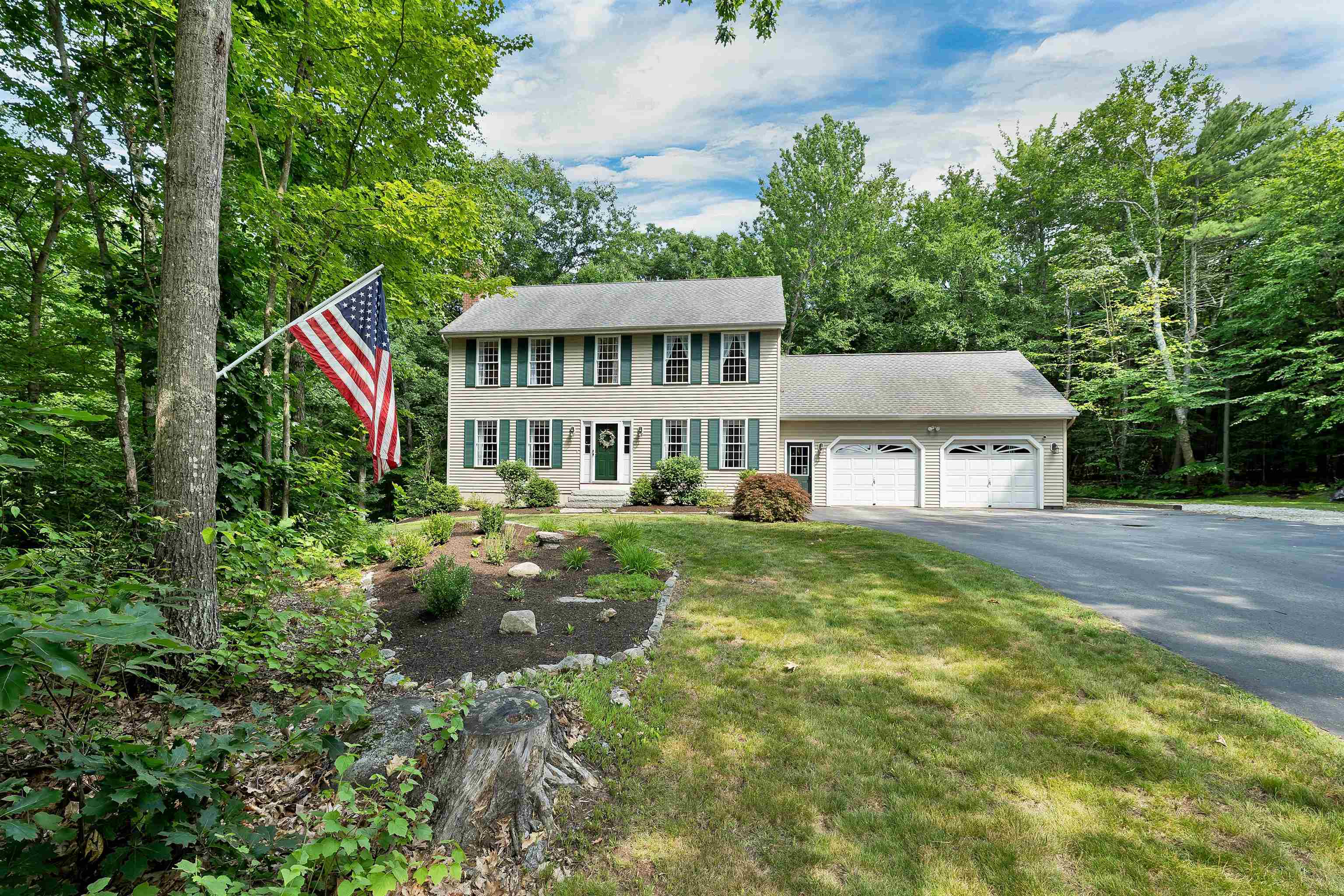 2 Hampshire Hills Drive Property Photo 1